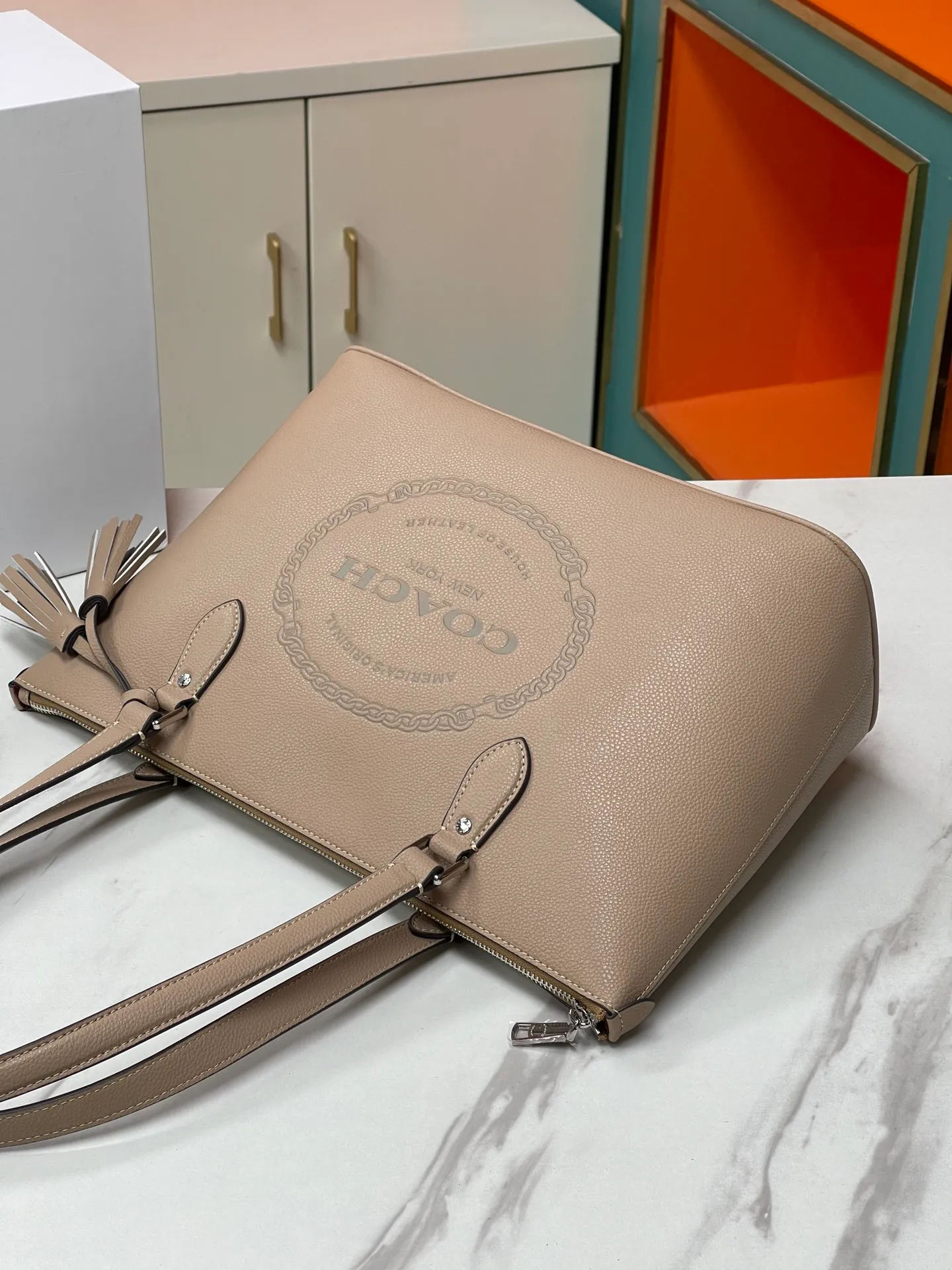 Top original order batch 460💰Coach's new [Rose] model CM086 has a large internal space. While ensuring its excellent storage capacity, the entire bag is soft, fashionable, exquisite and simple. Whether it is paired with formal or casual wear, it can reflect its unique elegance and intellectuality while retaining its own unique temperament. Size: 36X26X15cm🌹🌹