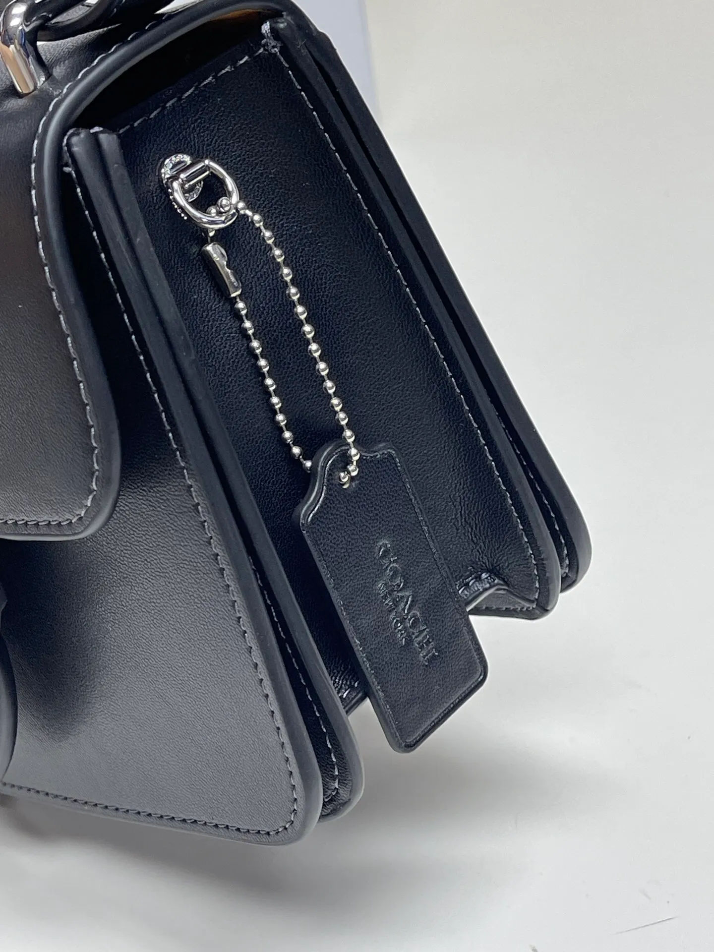 Batch 440💰coach/Coach new model The latest new product in August Model CL416 Morgan series is a must-have for Valentine’s Day gifts. Exquisite, compact and playful. Wear-resistant and scratch-resistant. The built-in compartment can accommodate a variety of personal belongings. Girls don’t have to worry about their belongings when going out. The shoulder strap can be adjusted diagonally or on one shoulder. Super practical