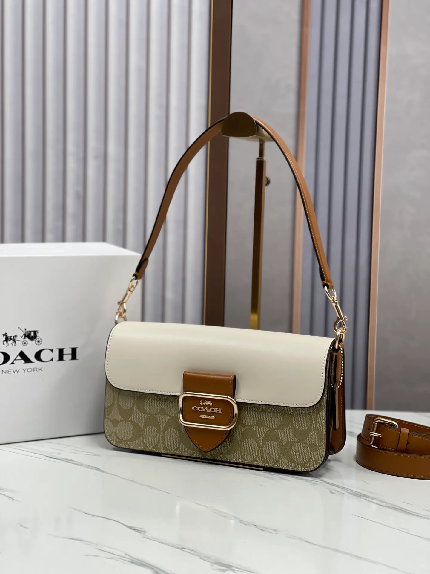Top original order, batch 480💰New model at Coach counter, model CR332 Morgan underarm bag milk tea color matching Morgan underarm bag milk tea splicing design ~ two different shades of logo canvas coating, color matching more refined and layered, elegant and generous ~ visually very harmonious and versatile^^ Whether it is for personal use or as a gift, I love it!!! It is the most fashionable, versatile and will not go out of style. Size 26/15/8