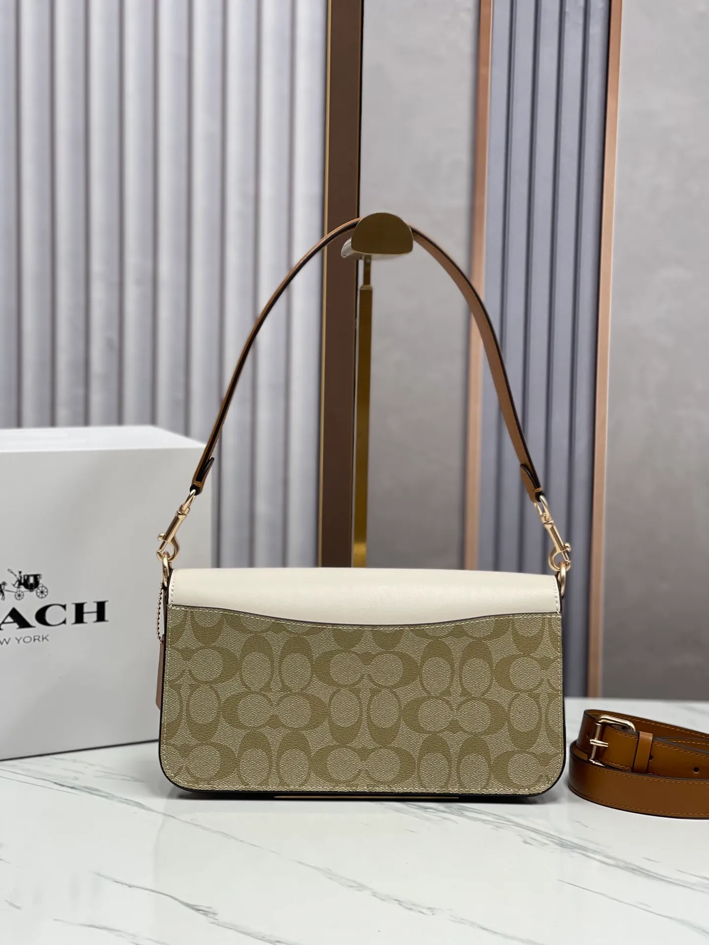 Top original order, batch 480💰New model at Coach counter, model CR332 Morgan underarm bag milk tea color matching Morgan underarm bag milk tea splicing design ~ two different shades of logo canvas coating, color matching more refined and layered, elegant and generous ~ visually very harmonious and versatile^^ Whether it is for personal use or as a gift, I love it!!! It is the most fashionable, versatile and will not go out of style. Size 26/15/8