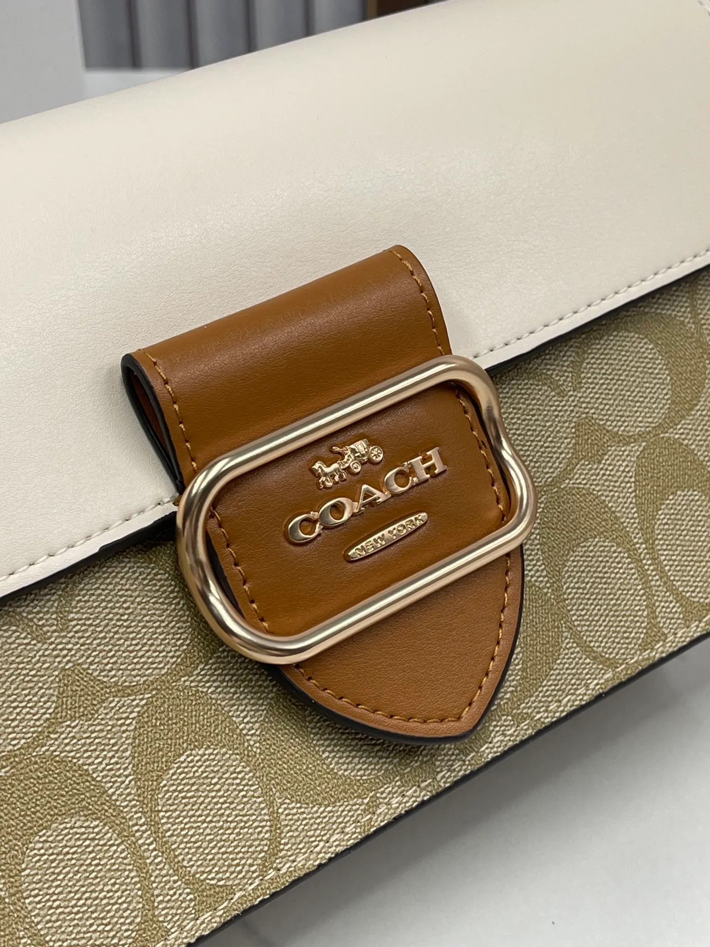 Top original order, batch 480💰New model at Coach counter, model CR332 Morgan underarm bag milk tea color matching Morgan underarm bag milk tea splicing design ~ two different shades of logo canvas coating, color matching more refined and layered, elegant and generous ~ visually very harmonious and versatile^^ Whether it is for personal use or as a gift, I love it!!! It is the most fashionable, versatile and will not go out of style. Size 26/15/8