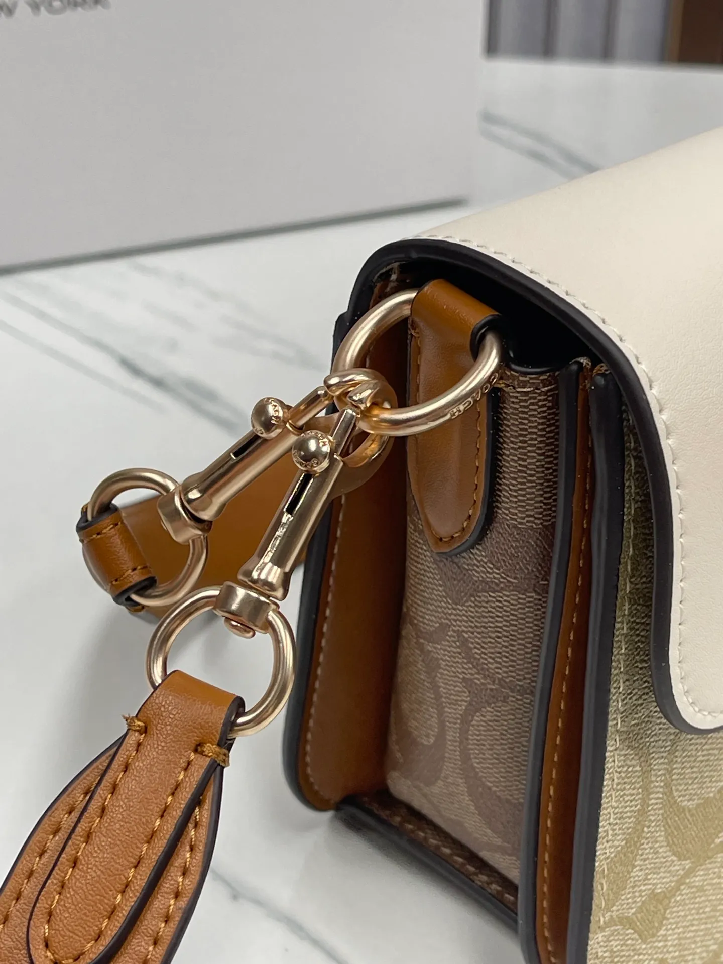 Top original order, batch 480💰New model at Coach counter, model CR332 Morgan underarm bag milk tea color matching Morgan underarm bag milk tea splicing design ~ two different shades of logo canvas coating, color matching more refined and layered, elegant and generous ~ visually very harmonious and versatile^^ Whether it is for personal use or as a gift, I love it!!! It is the most fashionable, versatile and will not go out of style. Size 26/15/8