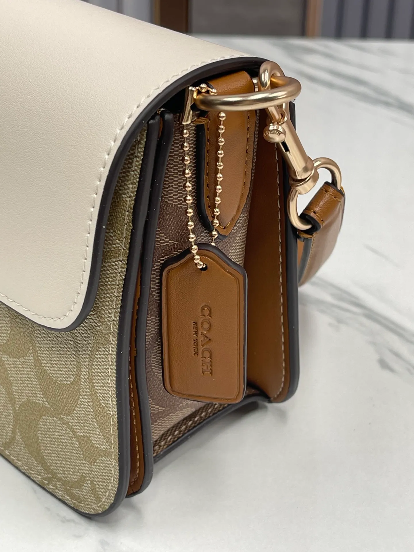 Top original order, batch 480💰New model at Coach counter, model CR332 Morgan underarm bag milk tea color matching Morgan underarm bag milk tea splicing design ~ two different shades of logo canvas coating, color matching more refined and layered, elegant and generous ~ visually very harmonious and versatile^^ Whether it is for personal use or as a gift, I love it!!! It is the most fashionable, versatile and will not go out of style. Size 26/15/8