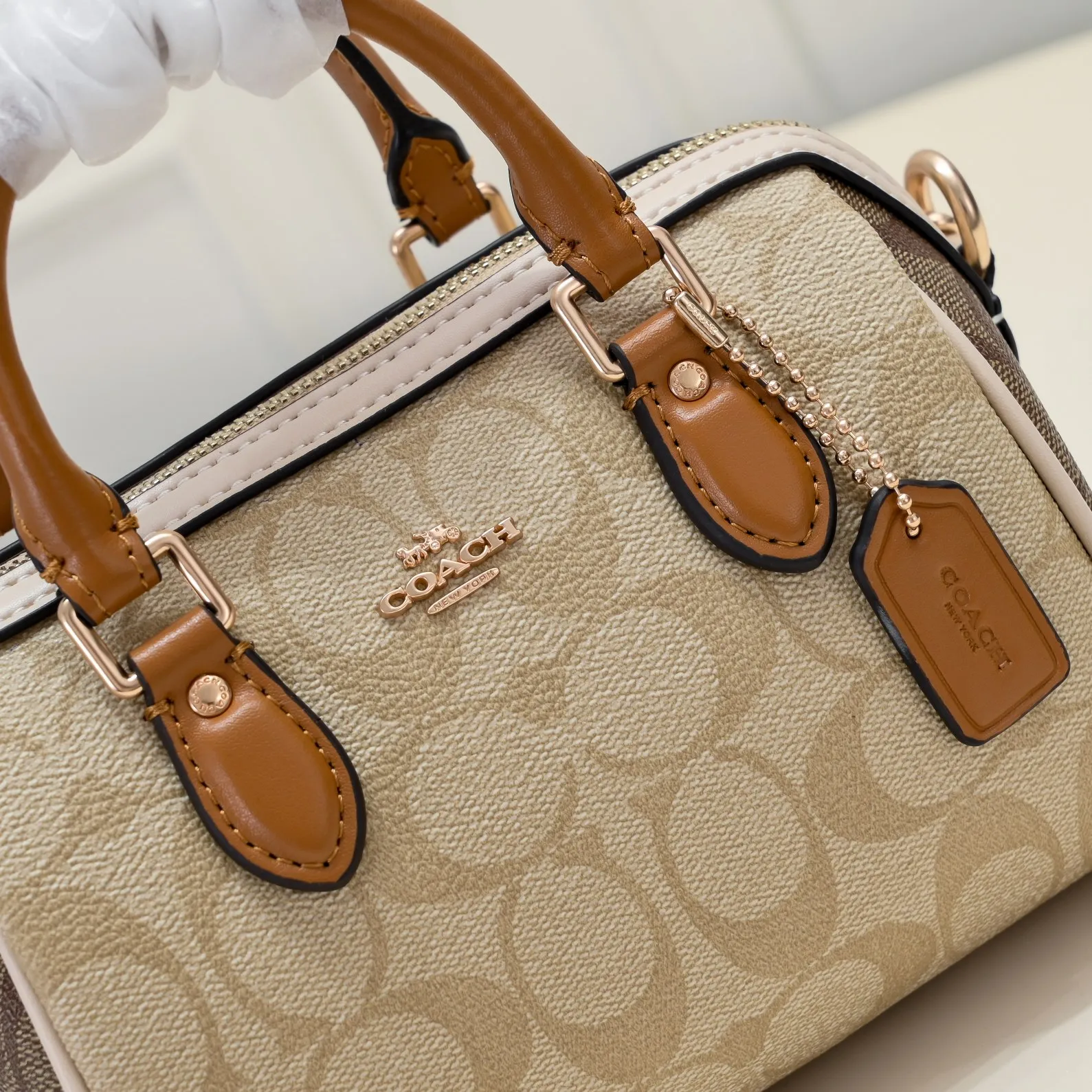 P340 [Top original order] The new Coach small size Boston CR244 milk tea new color is so beautiful and exquisite! Moreover, the Boston bag shape is particularly versatile! The presbyopic color-blocking design is classic and eye-catching! Size:17.5*12*10cm