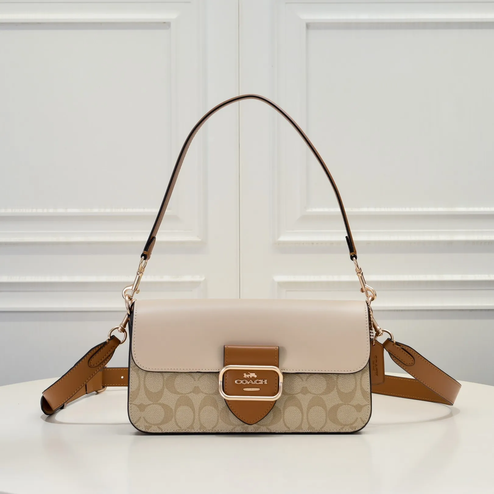 The new COACH MORGAN classic one-shoulder cross-body underarm bag CR332 milk tea splicing design ~ two different shades of presbyopic fabrics, exquisite and layered, elegant and generous ~ visually very harmonious and versatile! Size:26.5*6.5*14cm