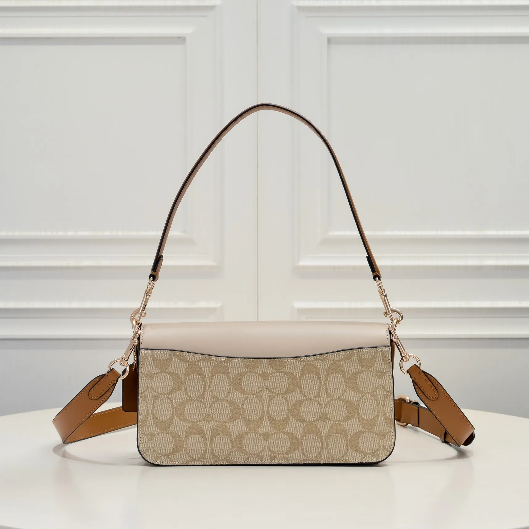 The new COACH MORGAN classic one-shoulder cross-body underarm bag CR332 milk tea splicing design ~ two different shades of presbyopic fabrics, exquisite and layered, elegant and generous ~ visually very harmonious and versatile! Size:26.5*6.5*14cm