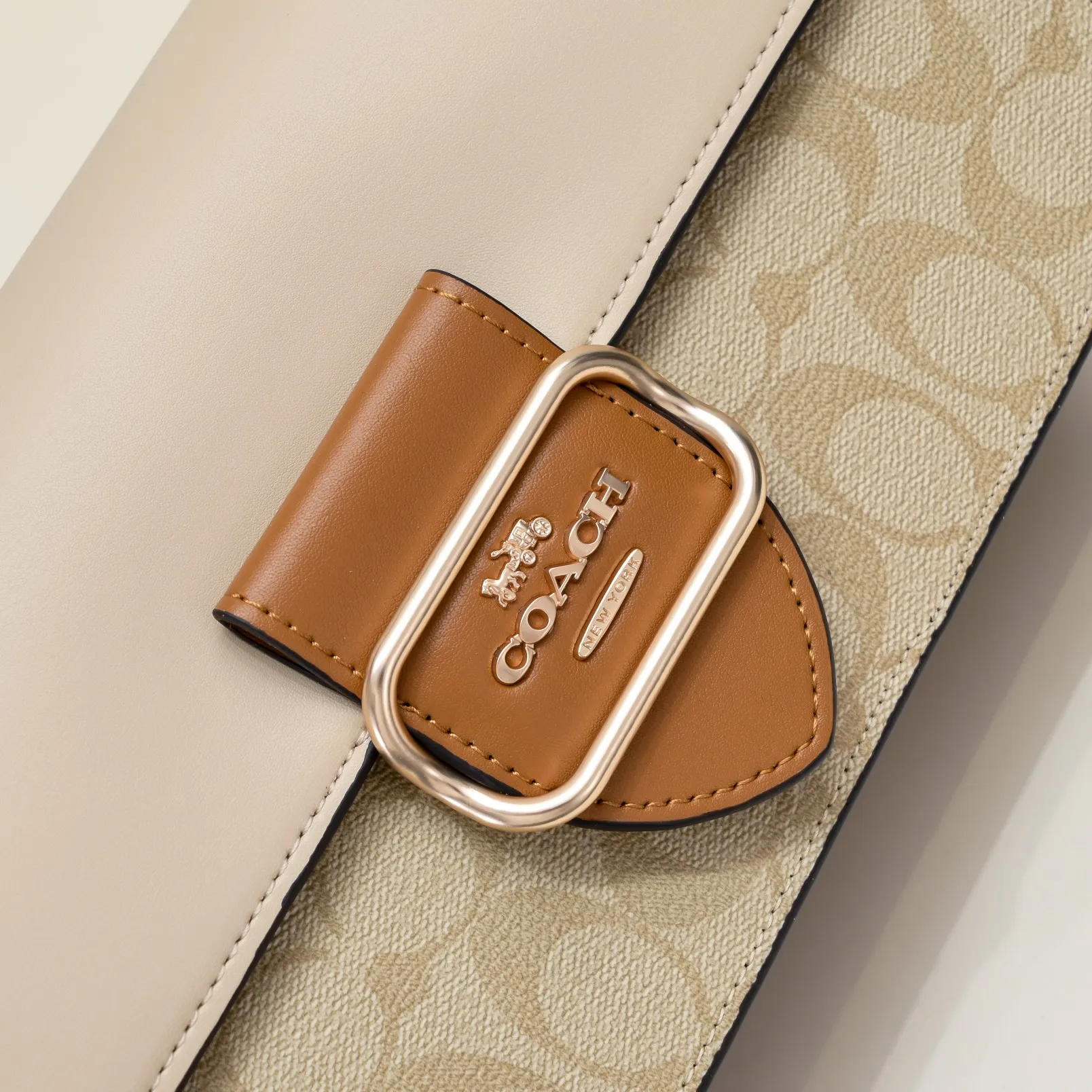 The new COACH MORGAN classic one-shoulder cross-body underarm bag CR332 milk tea splicing design ~ two different shades of presbyopic fabrics, exquisite and layered, elegant and generous ~ visually very harmonious and versatile! Size:26.5*6.5*14cm