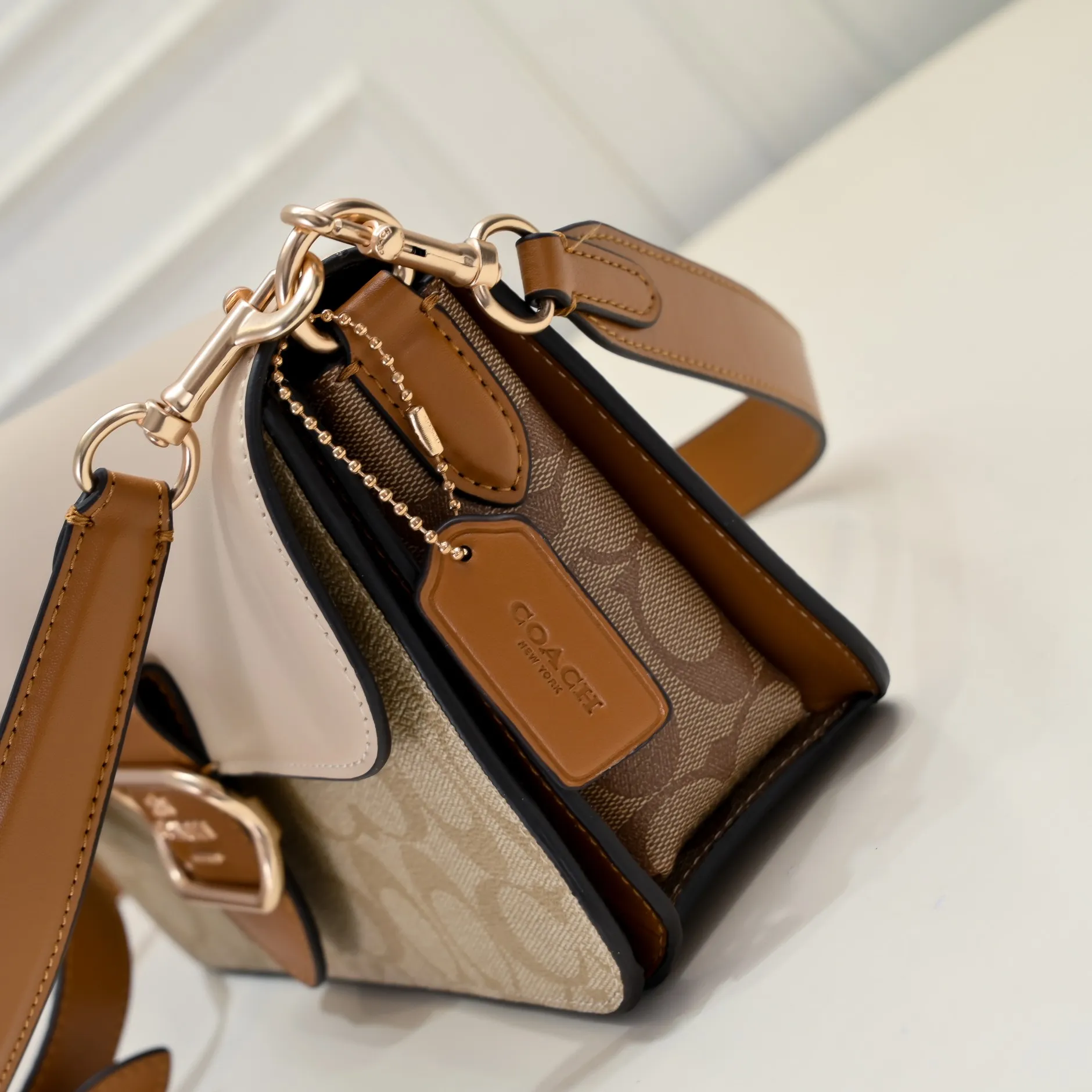 The new COACH MORGAN classic one-shoulder cross-body underarm bag CR332 milk tea splicing design ~ two different shades of presbyopic fabrics, exquisite and layered, elegant and generous ~ visually very harmonious and versatile! Size:26.5*6.5*14cm