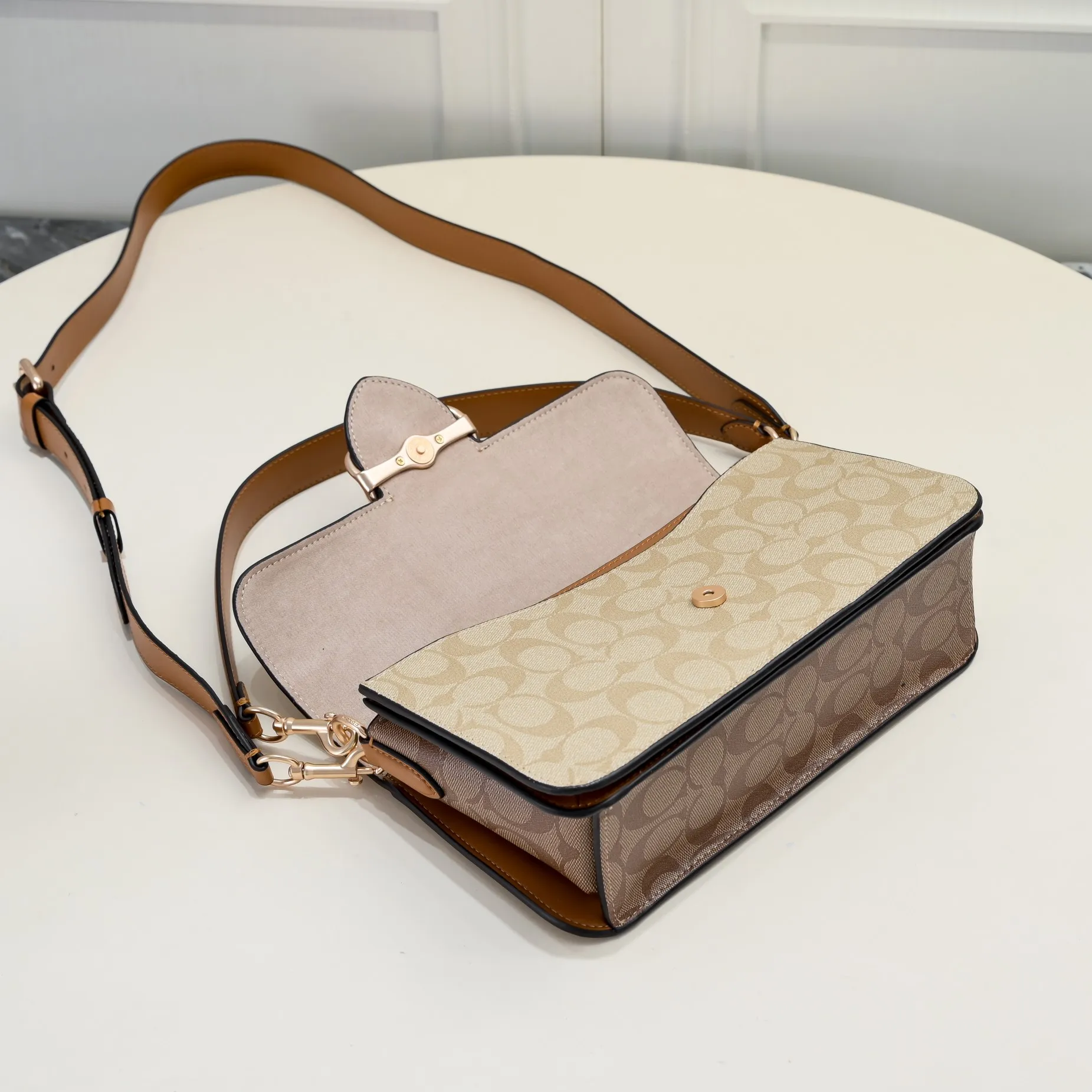 The new COACH MORGAN classic one-shoulder cross-body underarm bag CR332 milk tea splicing design ~ two different shades of presbyopic fabrics, exquisite and layered, elegant and generous ~ visually very harmonious and versatile! Size:26.5*6.5*14cm