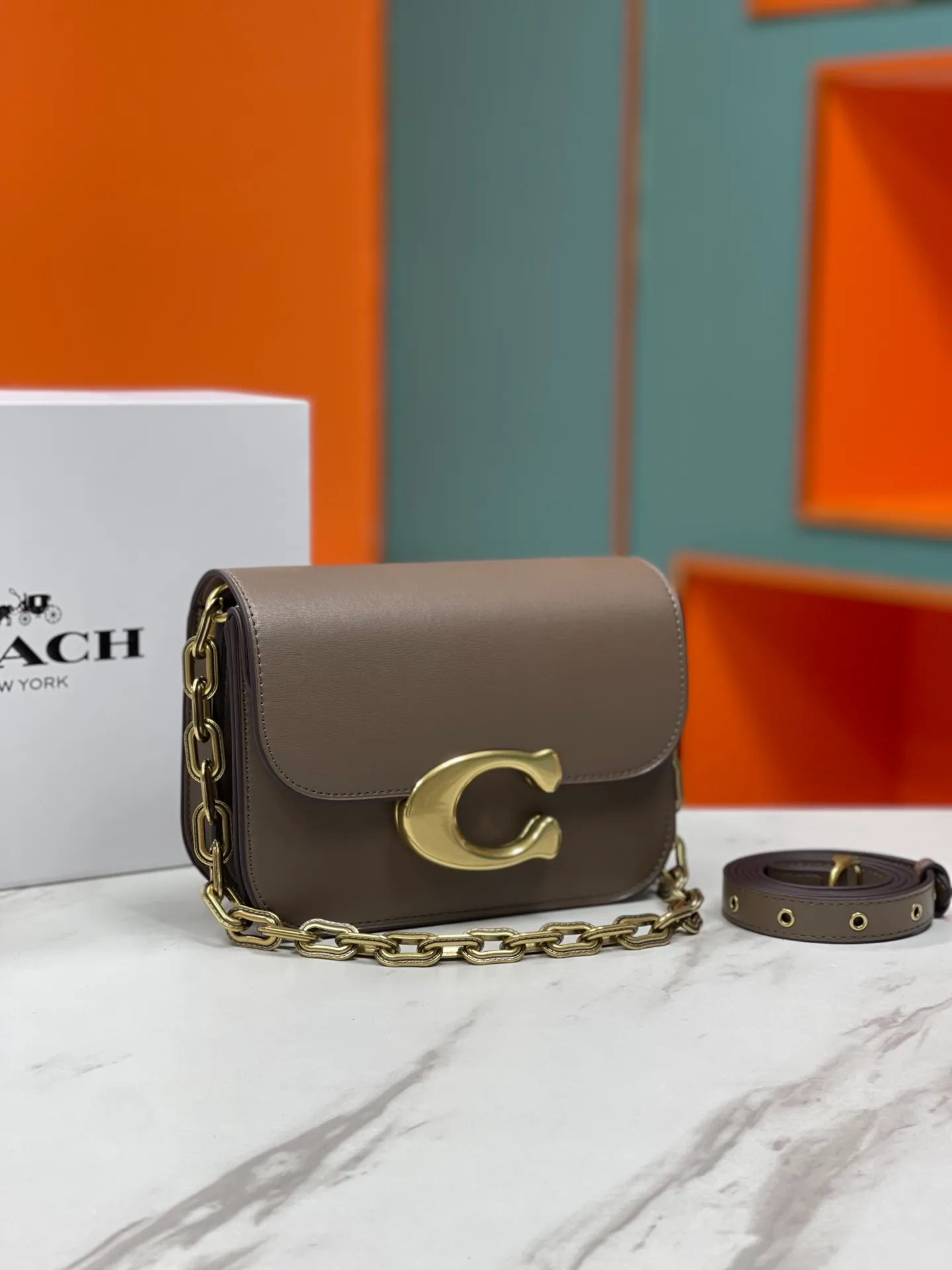 Top original order batch 580💃Coach’s latest crossbody bag💐 model CM587. The shoulder strap design has a full score of 100. The leather detachable shoulder strap is also equipped with a retro old chain + leather shoulder strap. The big brand logo C is particularly obvious. The accordion-style compartment is lined with three large compartments of Napa sheepskin and a zipper compartment. The texture is very good! #coach新的 #chain包 Size 21CM