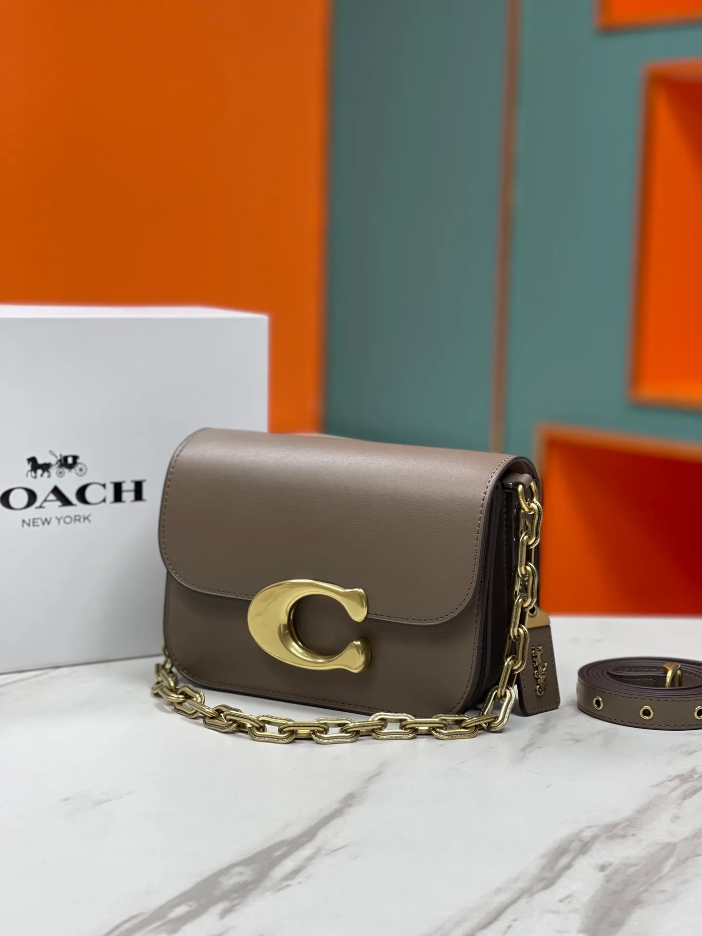 Top original order batch 580💃Coach’s latest crossbody bag💐 model CM587. The shoulder strap design has a full score of 100. The leather detachable shoulder strap is also equipped with a retro old chain + leather shoulder strap. The big brand logo C is particularly obvious. The accordion-style compartment is lined with three large compartments of Napa sheepskin and a zipper compartment. The texture is very good! #coach新的 #chain包 Size 21CM