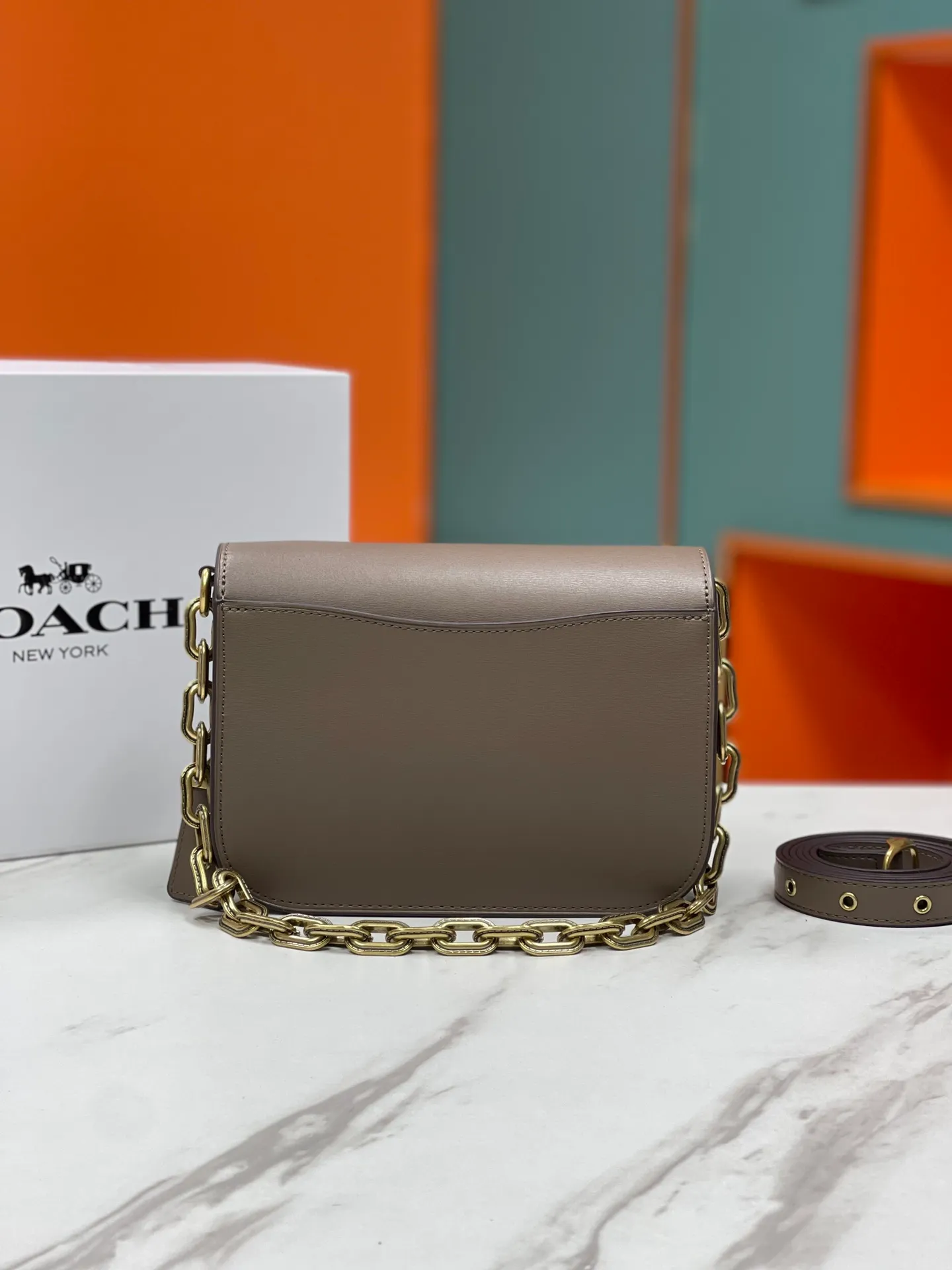 Top original order batch 580💃Coach’s latest crossbody bag💐 model CM587. The shoulder strap design has a full score of 100. The leather detachable shoulder strap is also equipped with a retro old chain + leather shoulder strap. The big brand logo C is particularly obvious. The accordion-style compartment is lined with three large compartments of Napa sheepskin and a zipper compartment. The texture is very good! #coach新的 #chain包 Size 21CM