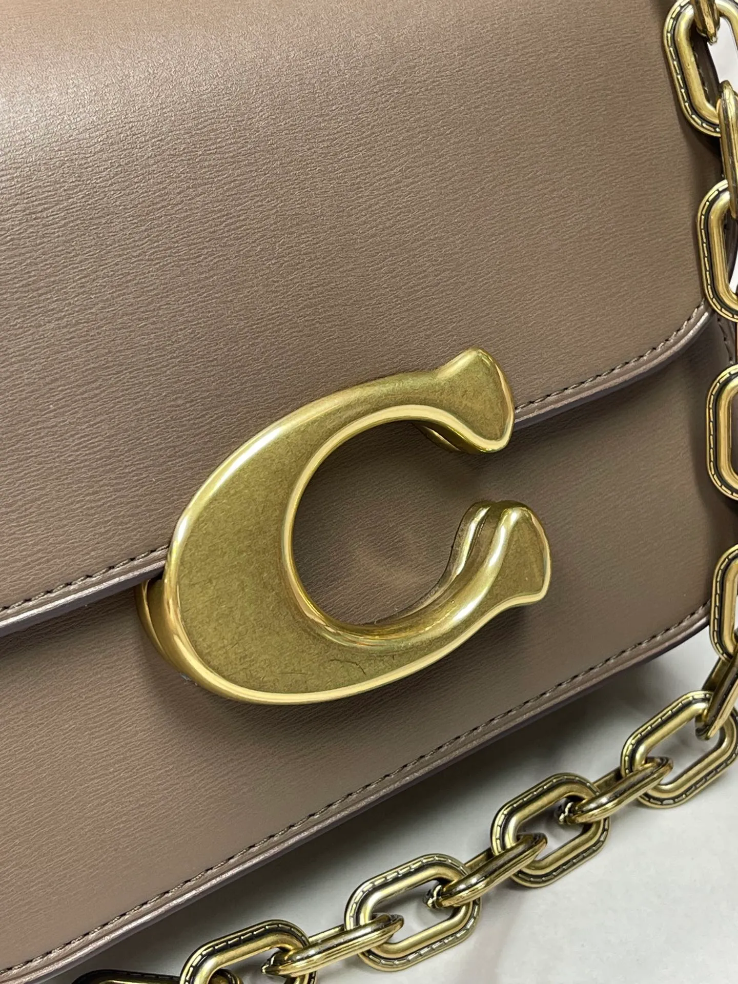 Top original order batch 580💃Coach’s latest crossbody bag💐 model CM587. The shoulder strap design has a full score of 100. The leather detachable shoulder strap is also equipped with a retro old chain + leather shoulder strap. The big brand logo C is particularly obvious. The accordion-style compartment is lined with three large compartments of Napa sheepskin and a zipper compartment. The texture is very good! #coach新的 #chain包 Size 21CM