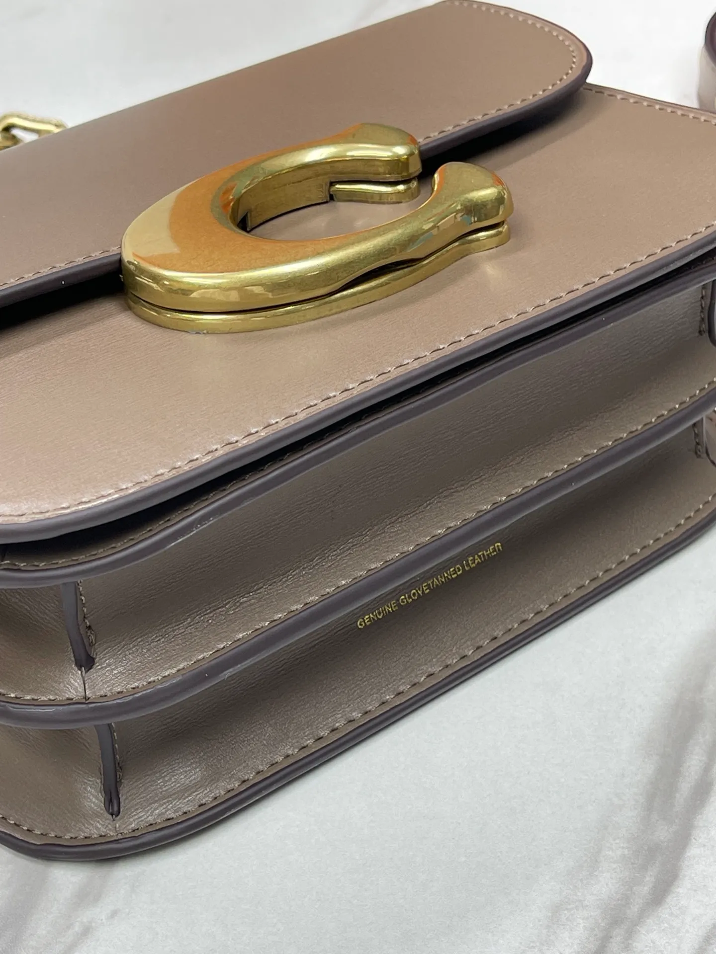 Top original order batch 580💃Coach’s latest crossbody bag💐 model CM587. The shoulder strap design has a full score of 100. The leather detachable shoulder strap is also equipped with a retro old chain + leather shoulder strap. The big brand logo C is particularly obvious. The accordion-style compartment is lined with three large compartments of Napa sheepskin and a zipper compartment. The texture is very good! #coach新的 #chain包 Size 21CM
