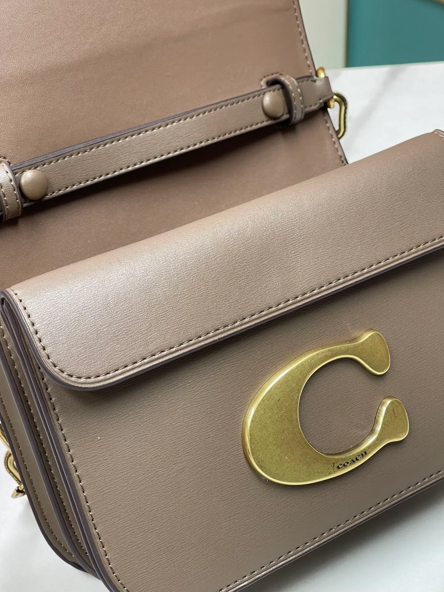 Top original order batch 580💃Coach’s latest crossbody bag💐 model CM587. The shoulder strap design has a full score of 100. The leather detachable shoulder strap is also equipped with a retro old chain + leather shoulder strap. The big brand logo C is particularly obvious. The accordion-style compartment is lined with three large compartments of Napa sheepskin and a zipper compartment. The texture is very good! #coach新的 #chain包 Size 21CM