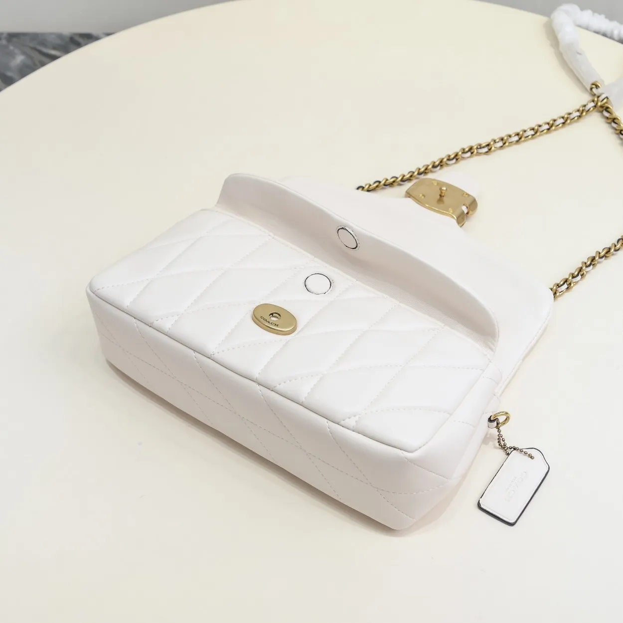 P440 [Top original order] Coach Quilted Tabby 26 with gold buckle, a very popular one, it feels very soft and delicate. It has quilted details and is filled with cotton wool to create a fluffy visual effect. It has a built-in zipper bag and a magnetic button bag. Size:26*18*4cm