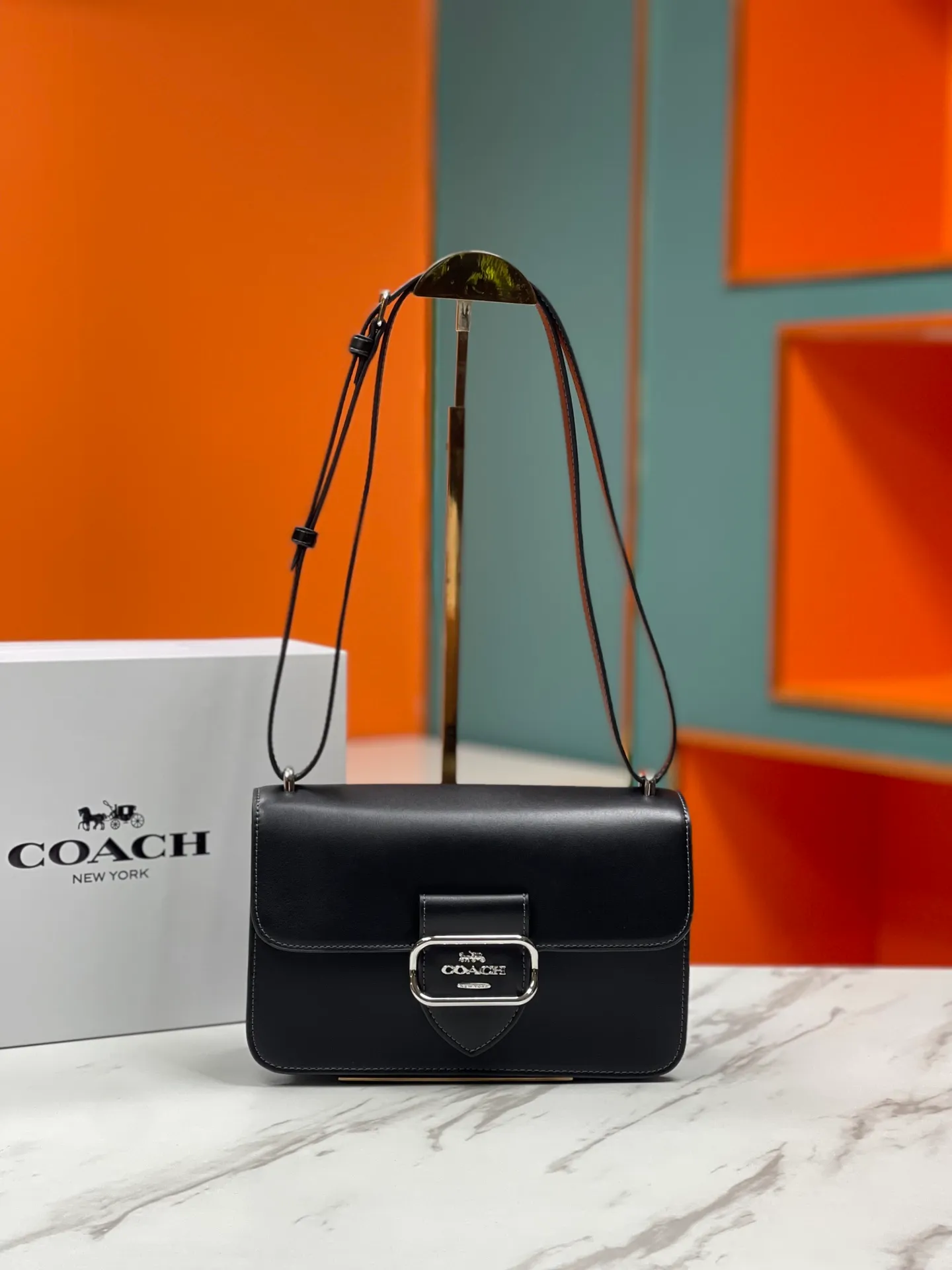 Top original order, batch 470💰coach/new model, latest 9🈷️new product model CM090 Morgan series is here. It is a must-have for gift giving. Exquisite, compact and playful on the upper body. Wear-resistant and scratch-resistant. The built-in compartment can accommodate a variety of personal belongings. Girls don’t have to worry about their belongings when going out. The shoulder strap can be adjusted diagonally or on one shoulder. Super practical. Size 25X16X7.5