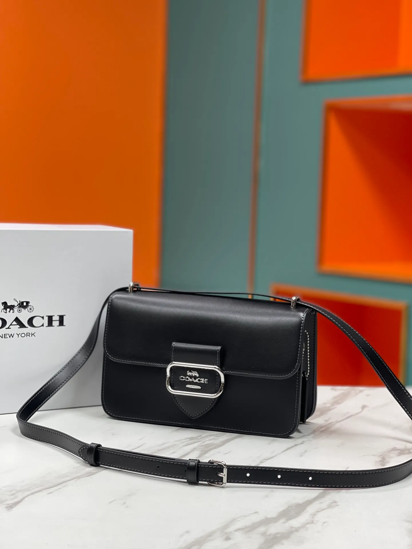 Top original order, batch 470💰coach/new model, latest 9🈷️new product model CM090 Morgan series is here. It is a must-have for gift giving. Exquisite, compact and playful on the upper body. Wear-resistant and scratch-resistant. The built-in compartment can accommodate a variety of personal belongings. Girls don’t have to worry about their belongings when going out. The shoulder strap can be adjusted diagonally or on one shoulder. Super practical. Size 25X16X7.5