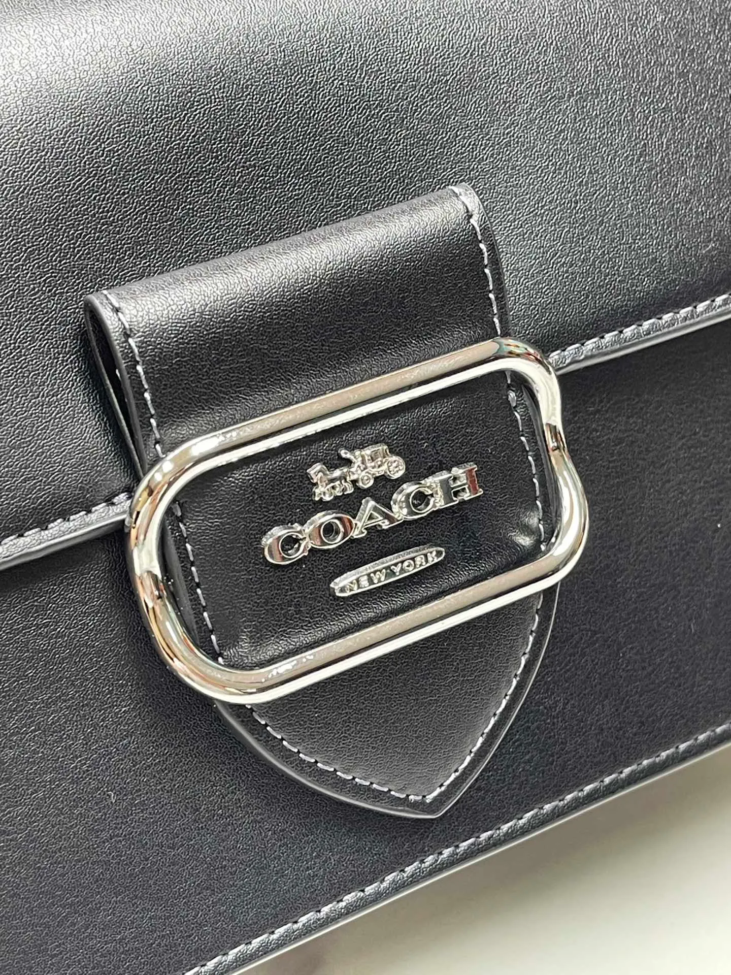 Top original order, batch 470💰coach/new model, latest 9🈷️new product model CM090 Morgan series is here. It is a must-have for gift giving. Exquisite, compact and playful on the upper body. Wear-resistant and scratch-resistant. The built-in compartment can accommodate a variety of personal belongings. Girls don’t have to worry about their belongings when going out. The shoulder strap can be adjusted diagonally or on one shoulder. Super practical. Size 25X16X7.5