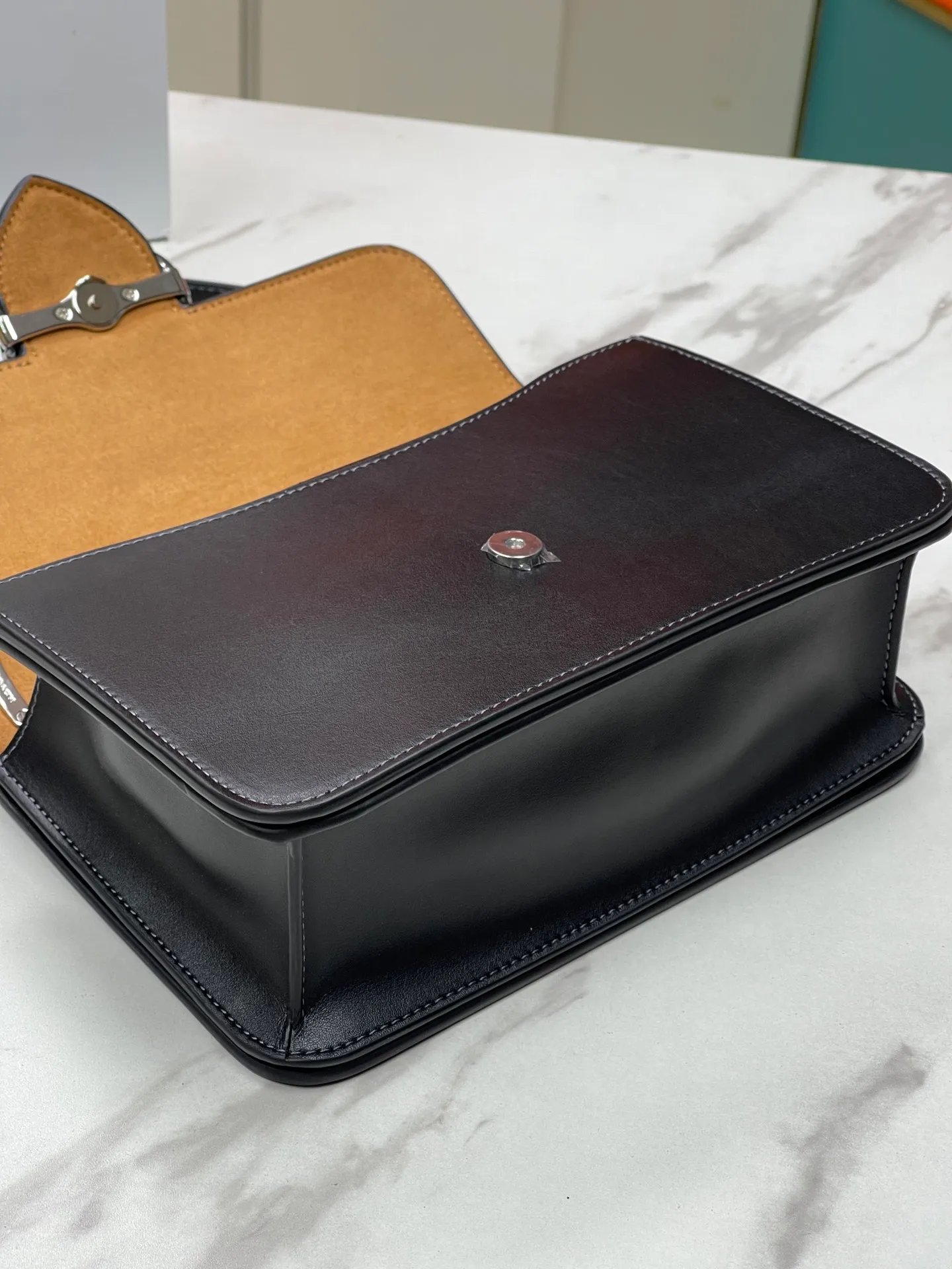 Top original order, batch 470💰coach/new model, latest 9🈷️new product model CM090 Morgan series is here. It is a must-have for gift giving. Exquisite, compact and playful on the upper body. Wear-resistant and scratch-resistant. The built-in compartment can accommodate a variety of personal belongings. Girls don’t have to worry about their belongings when going out. The shoulder strap can be adjusted diagonally or on one shoulder. Super practical. Size 25X16X7.5