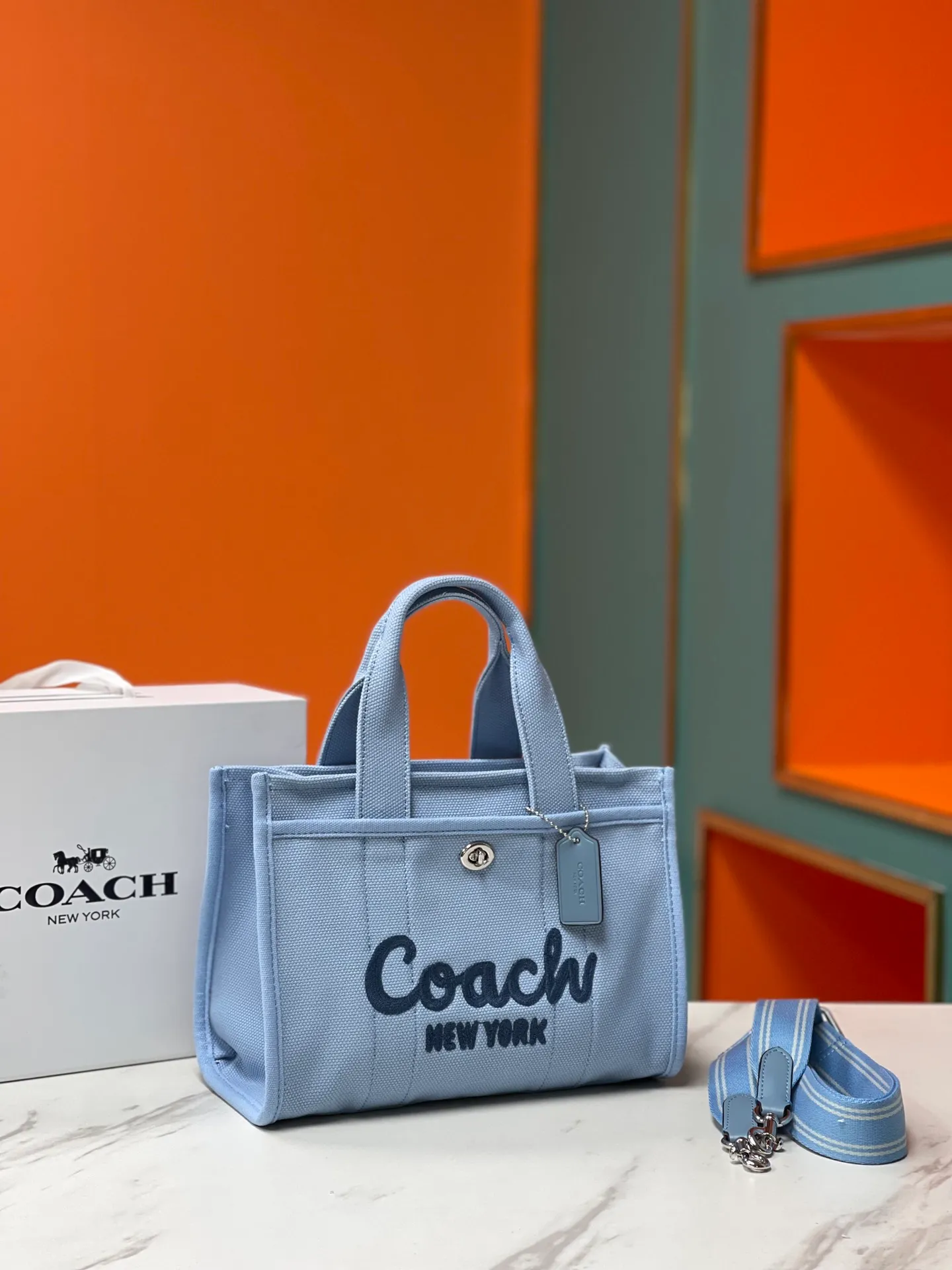 Top original order, batch 460💰Coach’s January new model CP428 cargo tote bag, a must-have for commuting, meets daily needs, exquisite letter embroidery texture, full closed zipper design, very safe √ size 26X19.5X13