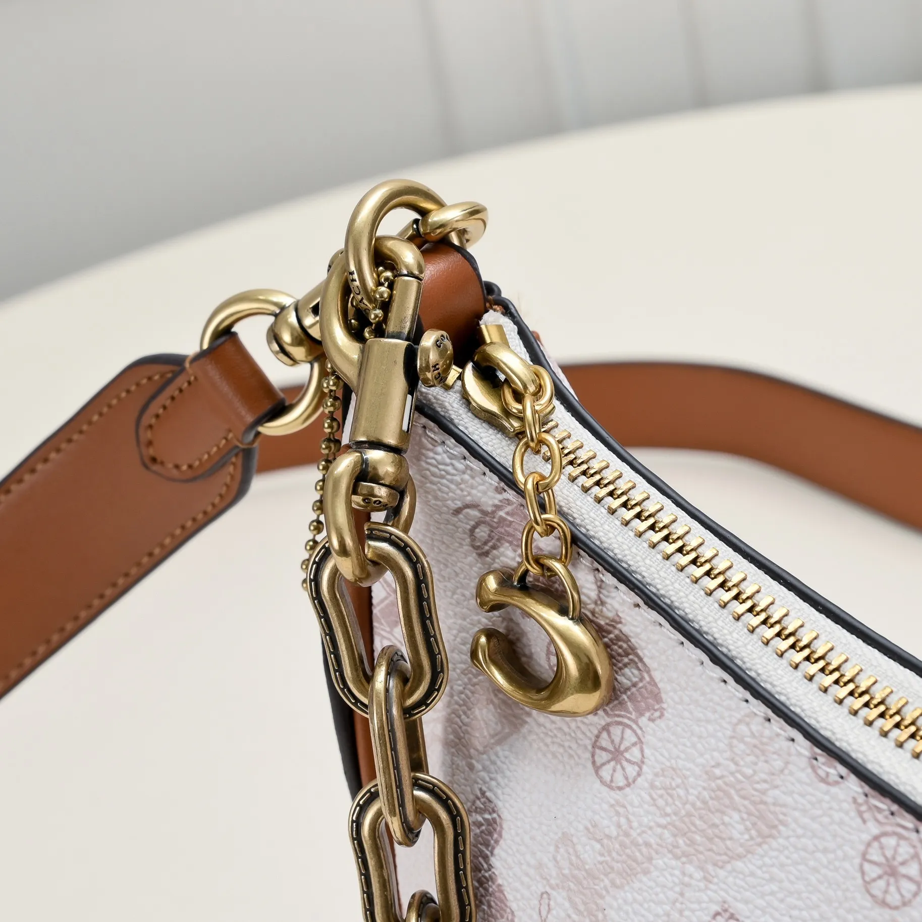 CM584 Kou's new mira crescent bag has a proper temperament on the upper body. It uses a retro brushed brass chain ~ full of texture. The two shoulder straps can be worn cross-body under the arm. You can switch between the two styles at will. Size:23.5*16*6.5cm