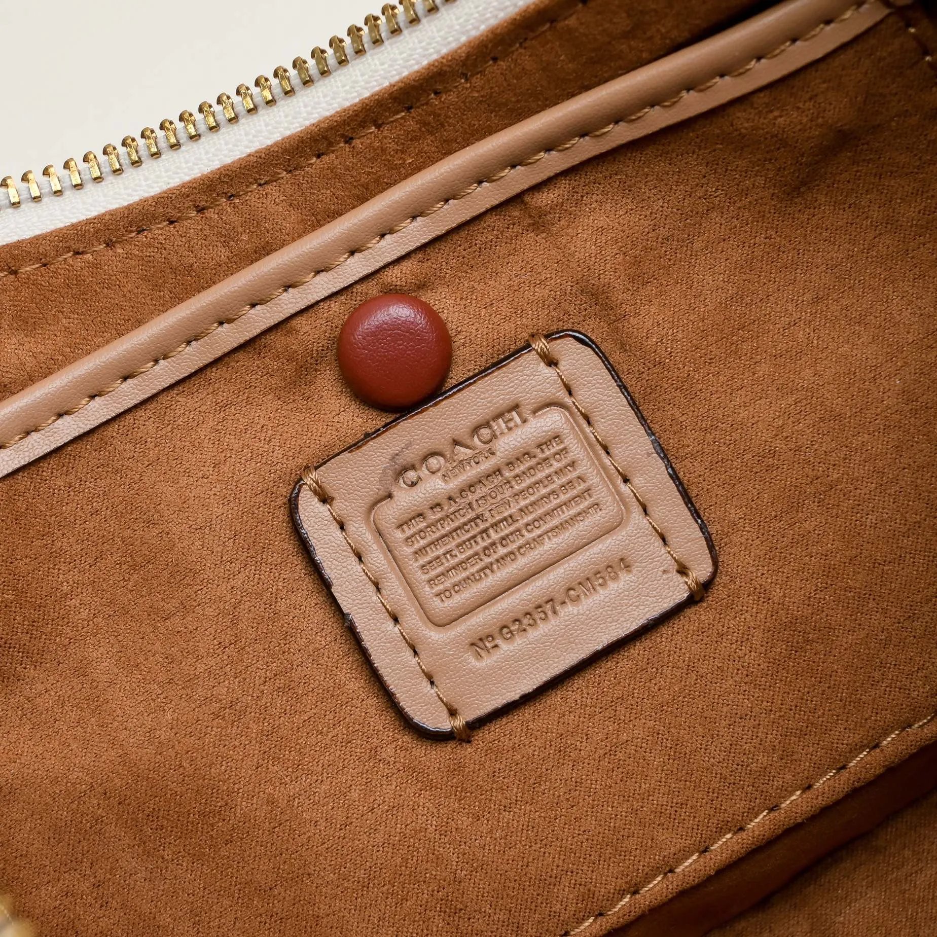 CM584 Kou's new mira crescent bag has a proper temperament on the upper body. It uses a retro brushed brass chain ~ full of texture. The two shoulder straps can be worn cross-body under the arm. You can switch between the two styles at will. Size:23.5*16*6.5cm