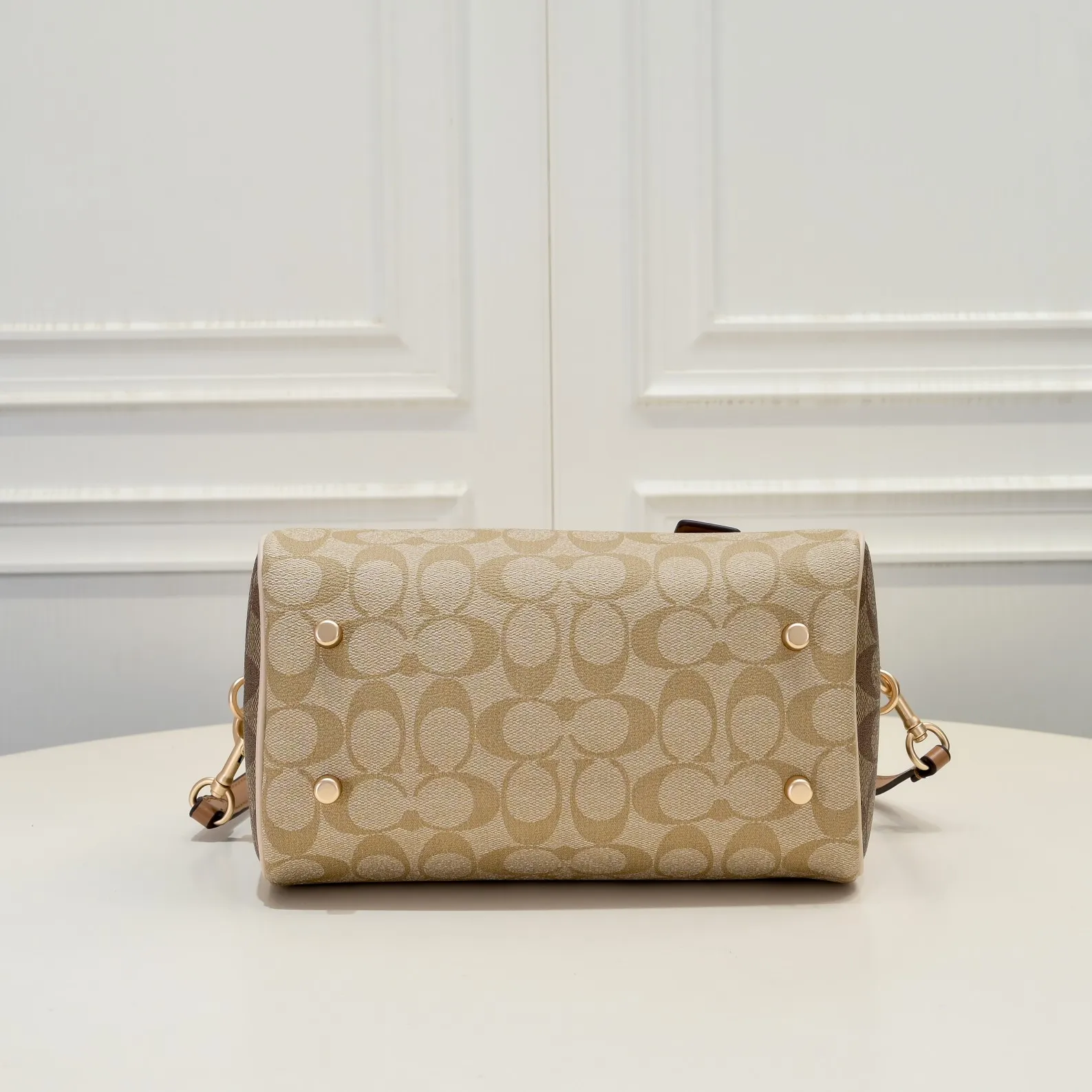 P380 [Top original order] Coach’s new Rowan Boston Large CS185 milk tea new color scheme is really eye-catching, every color is very versatile! The newly upgraded best-selling pillow bag zipper returns to the back again, showing an overall high-end look. It can be carried on the shoulder or cross-body, and the bag has enough space to accommodate daily items. It is easy to carry, looks good and is easy to use! Size: 25*15*12cm