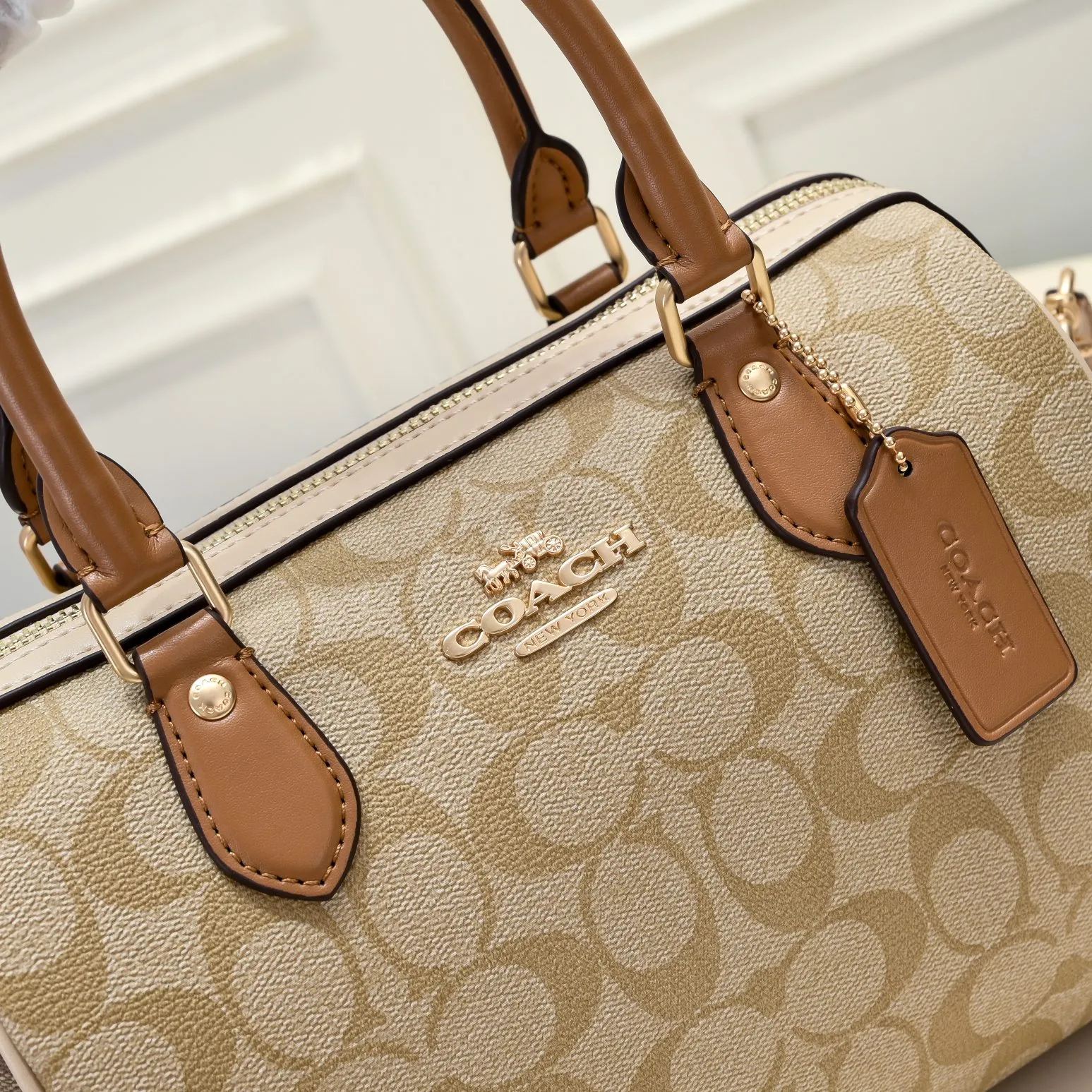 P380 [Top original order] Coach’s new Rowan Boston Large CS185 milk tea new color scheme is really eye-catching, every color is very versatile! The newly upgraded best-selling pillow bag zipper returns to the back again, showing an overall high-end look. It can be carried on the shoulder or cross-body, and the bag has enough space to accommodate daily items. It is easy to carry, looks good and is easy to use! Size: 25*15*12cm