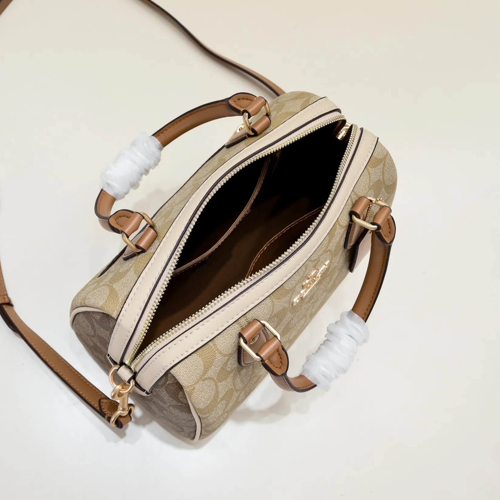 P380 [Top original order] Coach’s new Rowan Boston Large CS185 milk tea new color scheme is really eye-catching, every color is very versatile! The newly upgraded best-selling pillow bag zipper returns to the back again, showing an overall high-end look. It can be carried on the shoulder or cross-body, and the bag has enough space to accommodate daily items. It is easy to carry, looks good and is easy to use! Size: 25*15*12cm