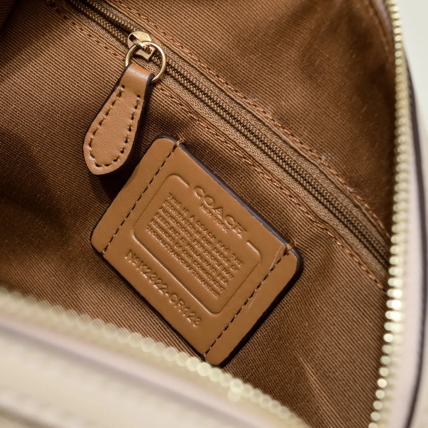 P380 [Top original order] Coach’s new Rowan Boston Large CS185 milk tea new color scheme is really eye-catching, every color is very versatile! The newly upgraded best-selling pillow bag zipper returns to the back again, showing an overall high-end look. It can be carried on the shoulder or cross-body, and the bag has enough space to accommodate daily items. It is easy to carry, looks good and is easy to use! Size: 25*15*12cm