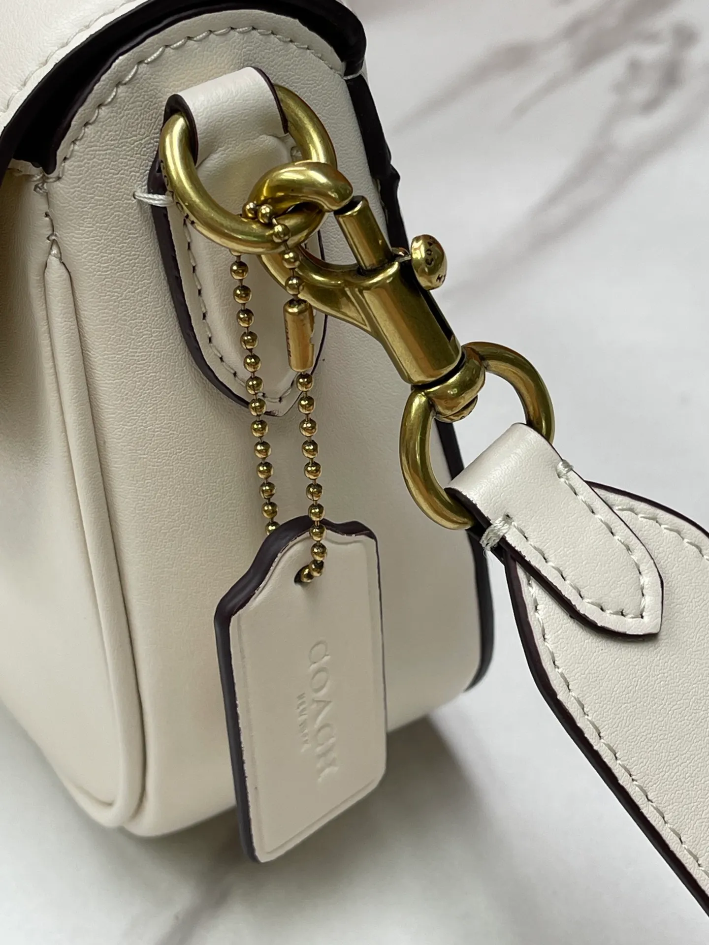 Batch 440💰 Coach’s new counter synchronization model CM705 HARLER shoulder crossbody bag saddle bag, minimalist and casual, casual and versatile item ~ 22x17.5x6cm