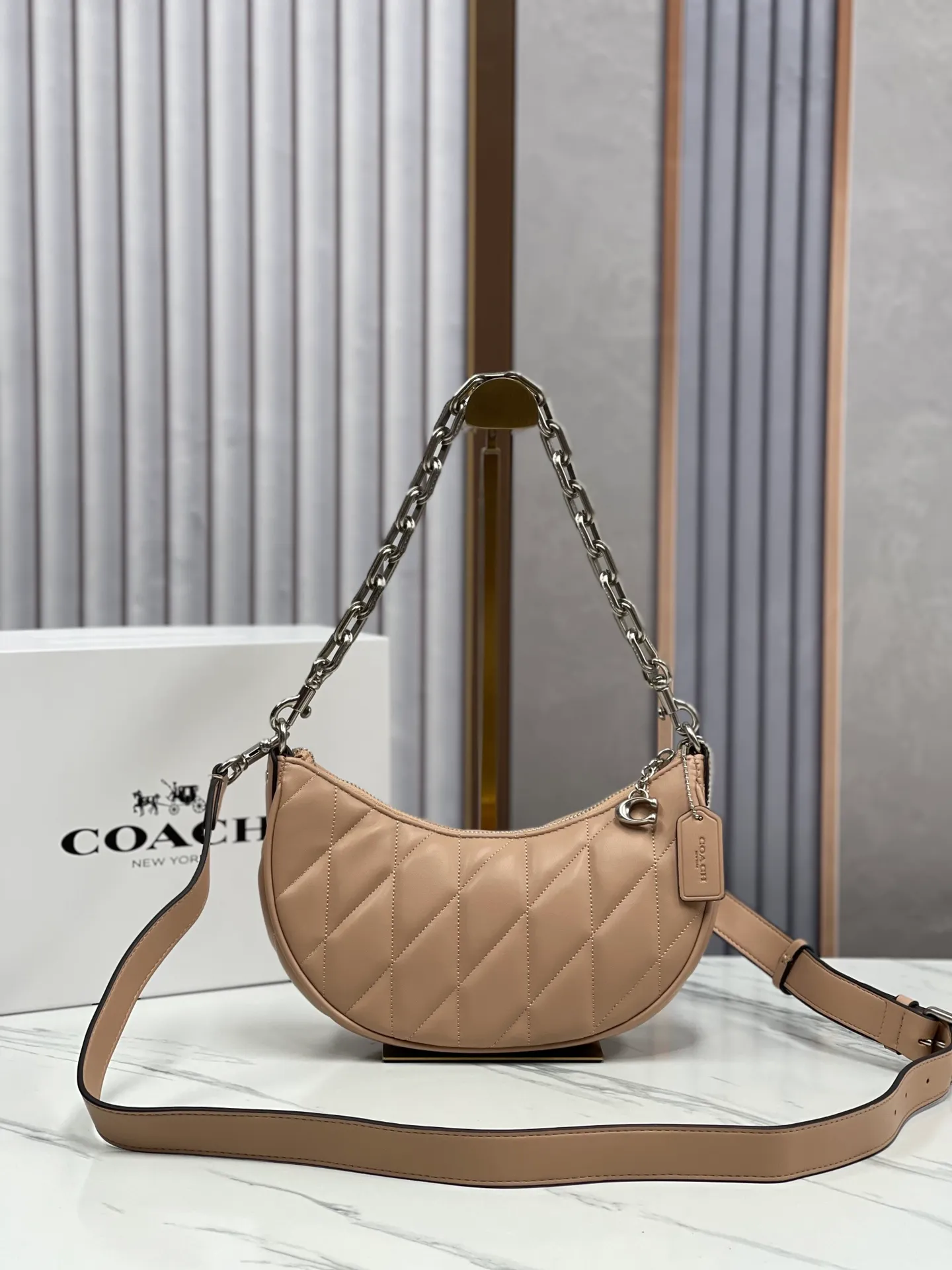 Batch 460💰COACH/Coach’s new women’s bag armpit bag PILLOW quilted MIRA shoulder bag model CP396. Dimensions 23×16×6.
