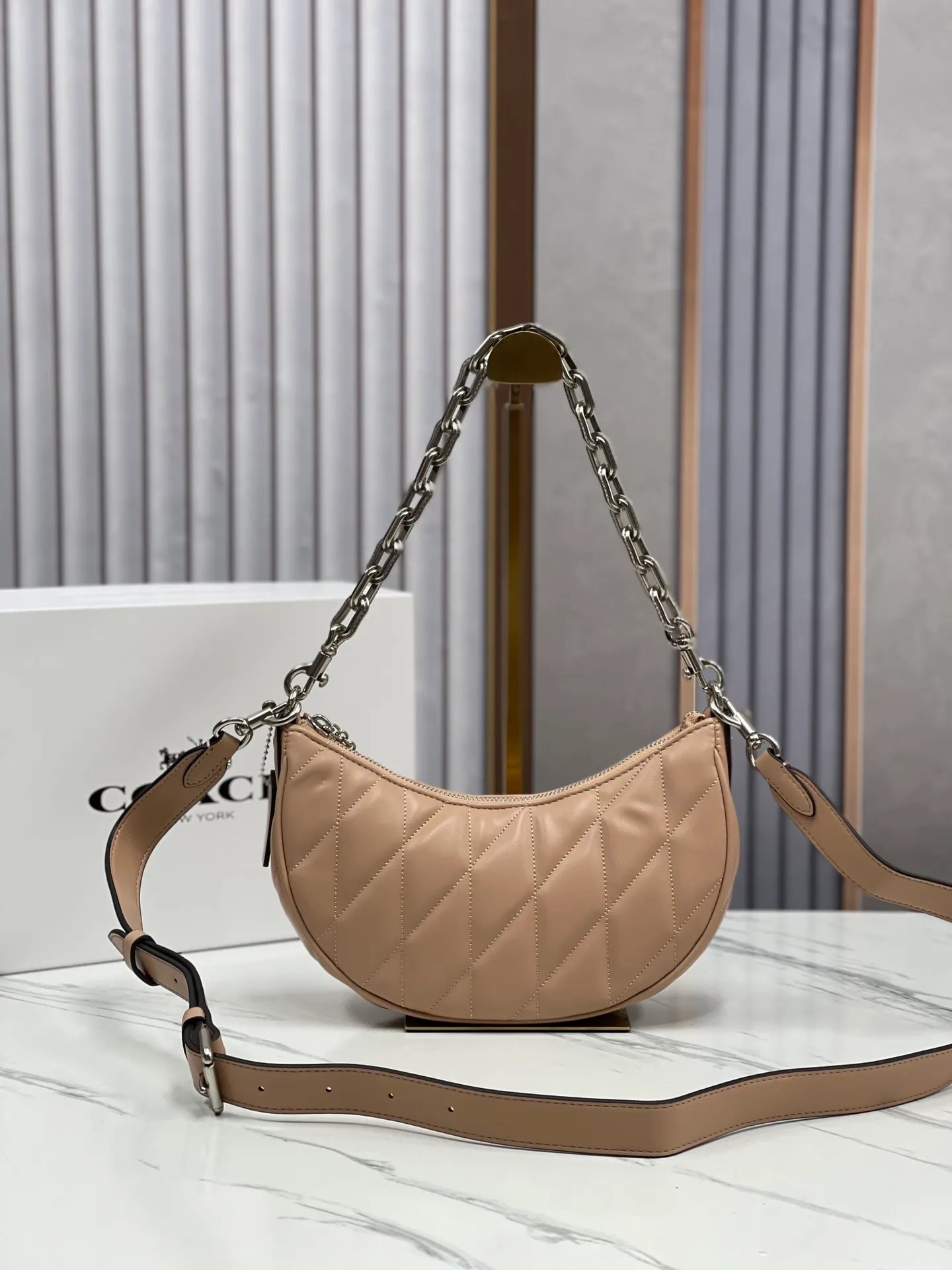 Batch 460💰COACH/Coach’s new women’s bag armpit bag PILLOW quilted MIRA shoulder bag model CP396. Dimensions 23×16×6.