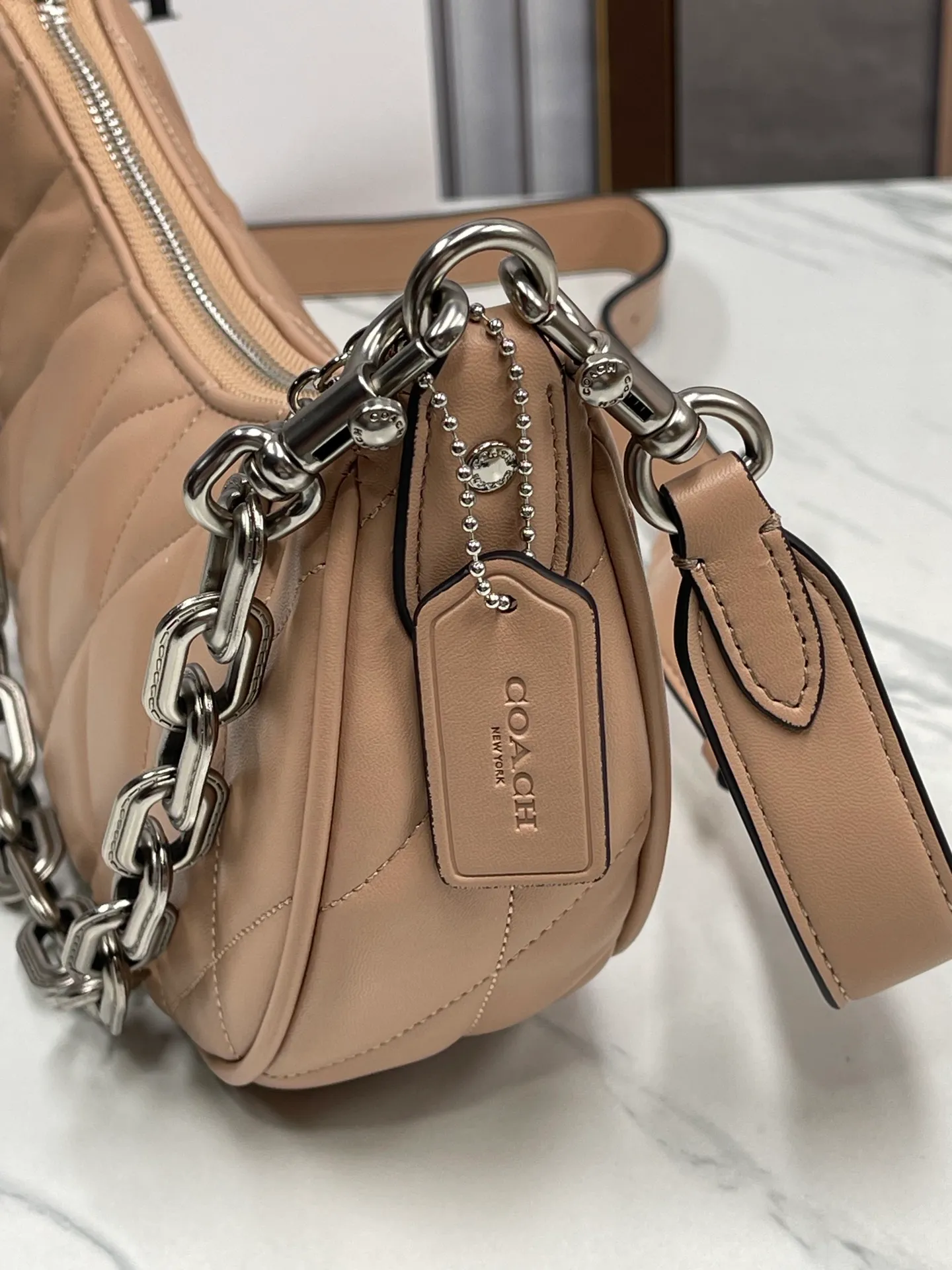 Batch 460💰COACH/Coach’s new women’s bag armpit bag PILLOW quilted MIRA shoulder bag model CP396. Dimensions 23×16×6.