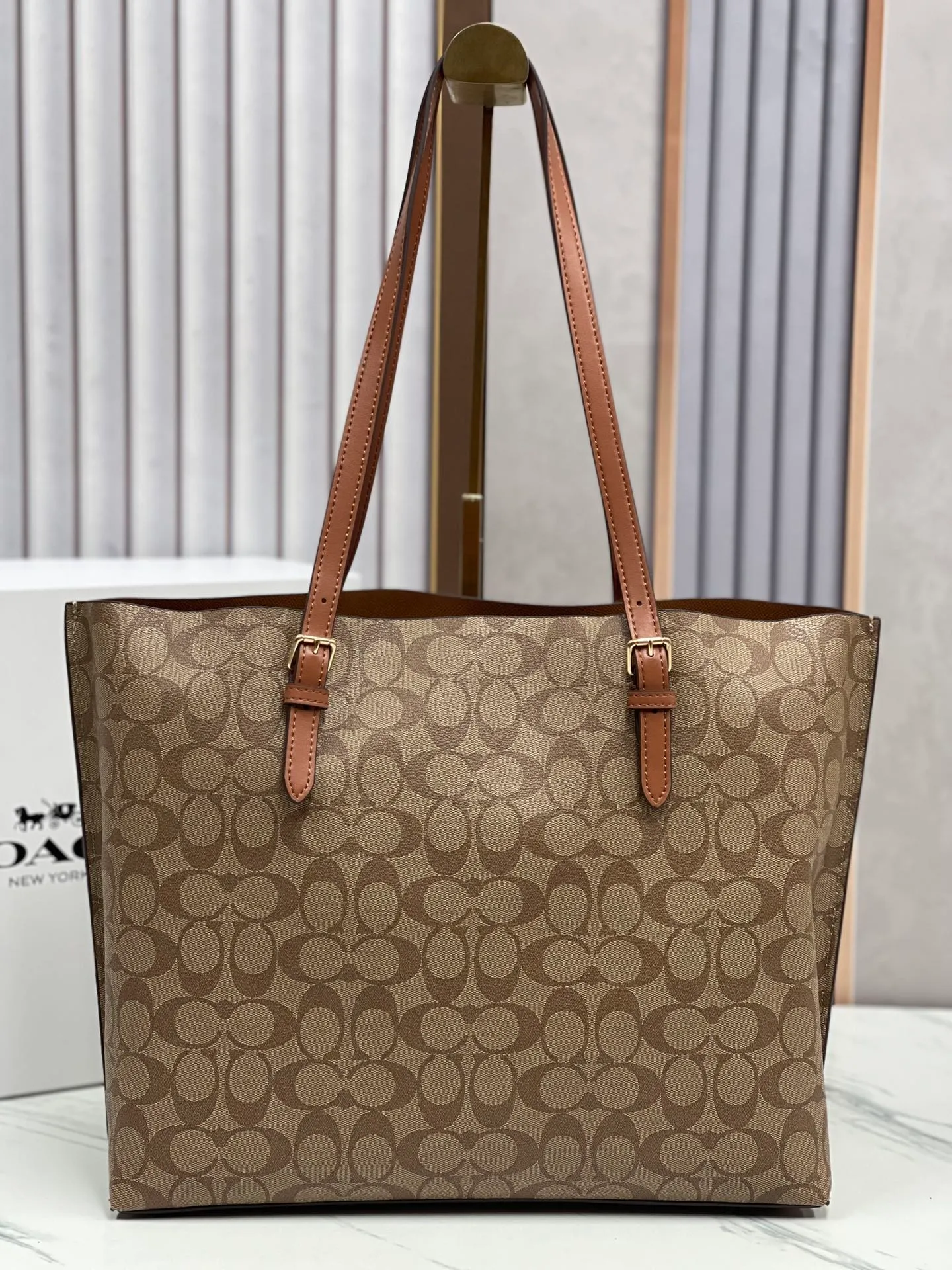 Top original order batch 440¥ Coach counter model mollie tote series, model 1665 New tote bag, the latest style, with compartments and zippers, convenient and private, it will make you consciously classify and load. New bag appearance, large capacity, original opening. Size approximately 34/13/28,