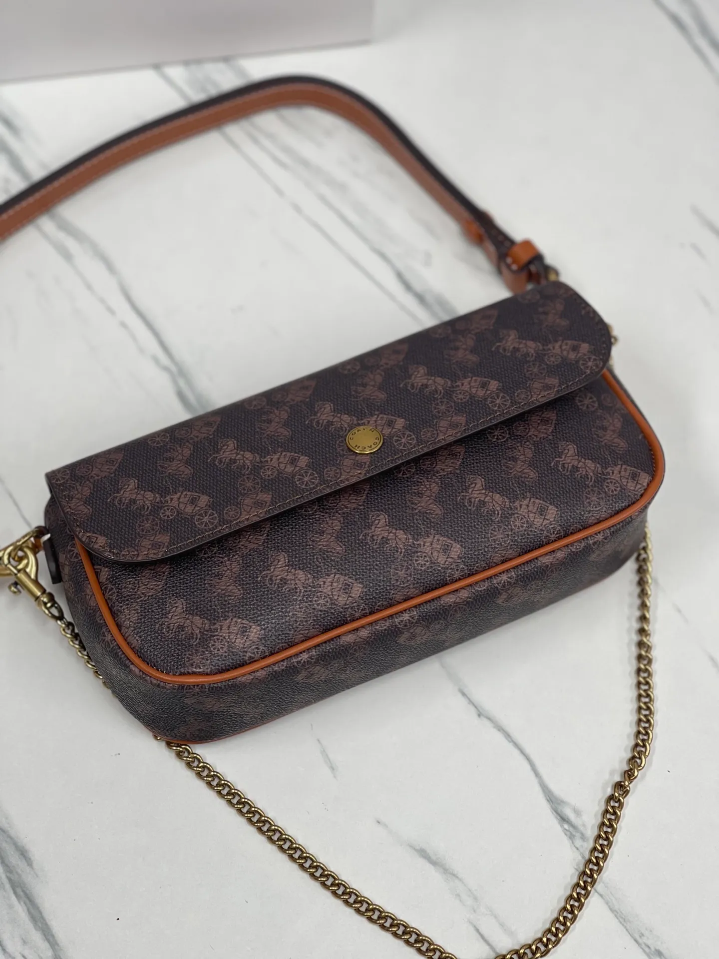Batch 380¥💰Coach/Coach new model, CAN90 CAN91 CAN92 Brook Chain bag is a lightweight and attractive baguette bag. It is a practical small bag with clamshell design and strong privacy. There is also a large zipper layer in the bag. Metal chain and leather, with two shoulder straps, it is very convenient. The four colors are all attractive. Size 23-12-4,