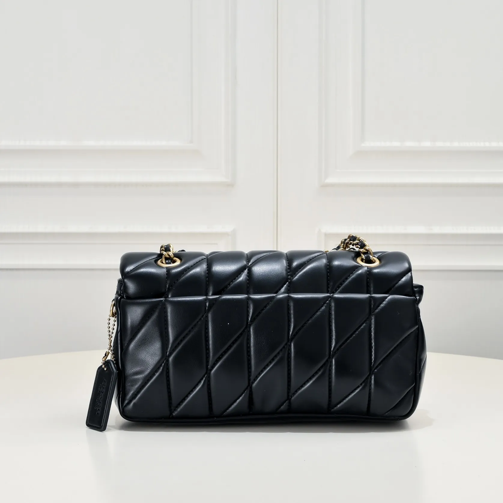 P440 [Top original item] Coach Quilted Tabby 26 with gold buckle, a very popular one, it feels very soft and delicate, it has quilted details and is filled with cotton to create a fluffy visual effect. It has a built-in zipper bag and a magnetic bag. Size:26*18*4cm