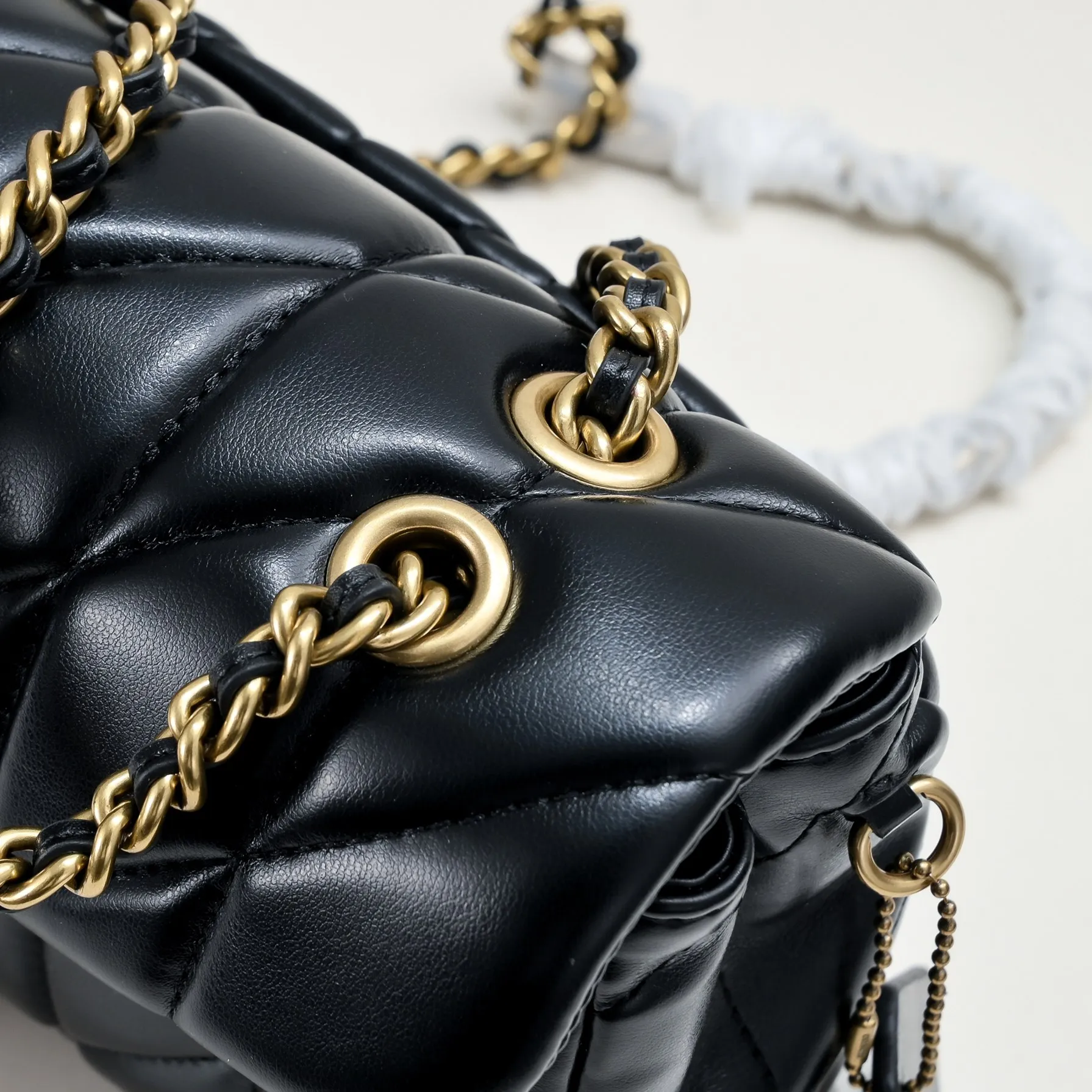 P440 [Top original item] Coach Quilted Tabby 26 with gold buckle, a very popular one, it feels very soft and delicate, it has quilted details and is filled with cotton to create a fluffy visual effect. It has a built-in zipper bag and a magnetic bag. Size:26*18*4cm