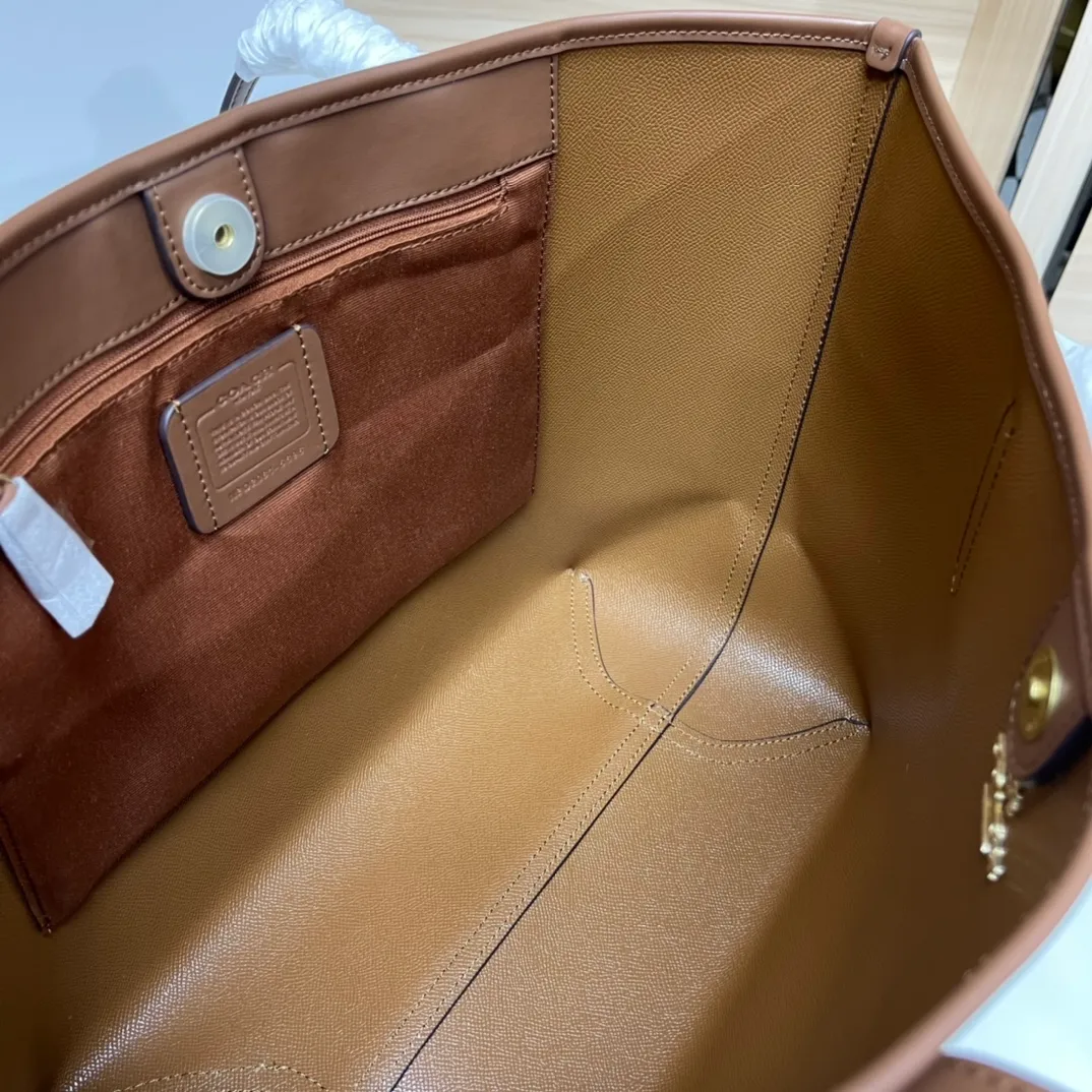 Top original order 400 in batches💰. Coach/Coach new large shopping bag. Style number: 5696& Classic presbyopic logo tote bag is super cute. It is suitable for commuting. It has a huge capacity and is also very suitable for mothers. It has a wide range of applicability, especially suitable for students, part-time workers and mothers. Size: 34*31*16 cm,