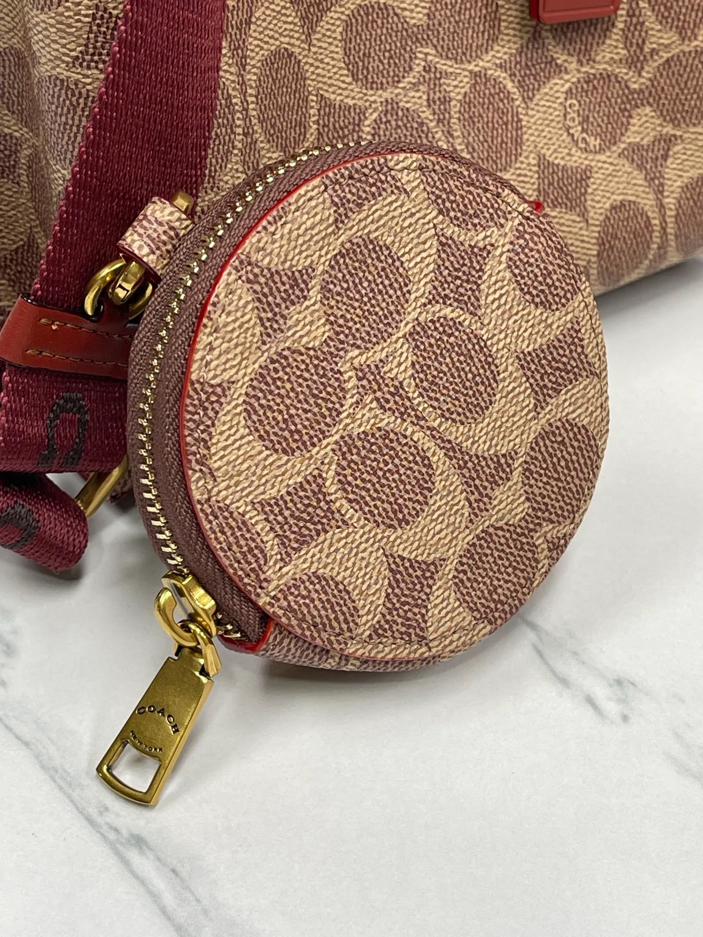 P440💰😍Coach’s new tote model of the Willow series, model CW459 CW550 18, is completely different from the previous ones! This one matches the latest casual style with wide width and logo, and this is the only one with a coin bag, which is super special. Size: 18*10*14