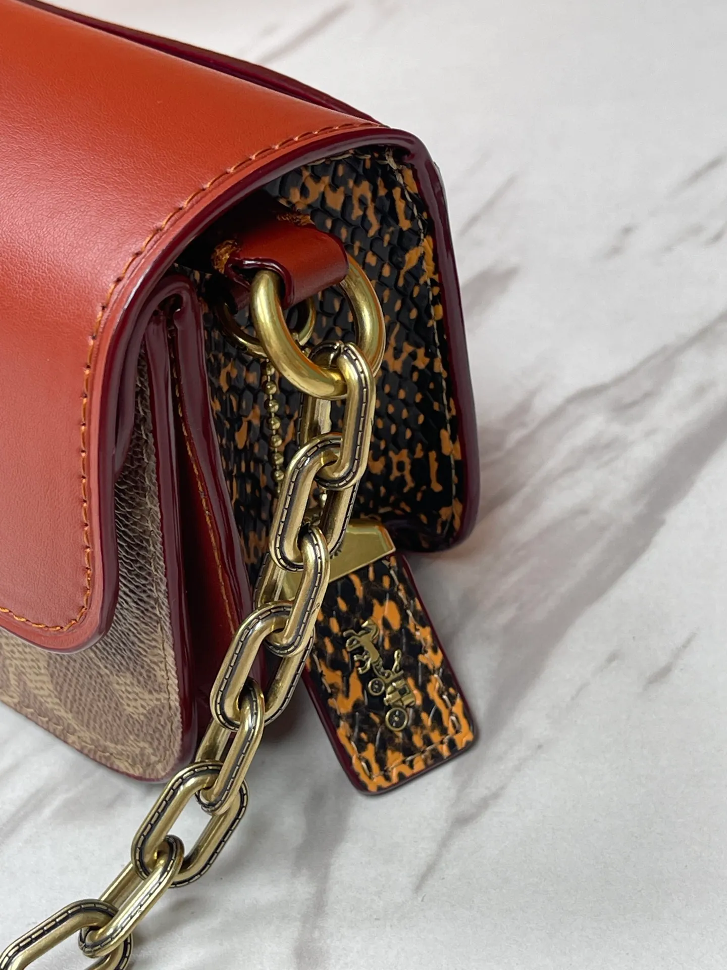 Batch 500💰💃Coach’s latest crossbody bag💐The shoulder strap design has a full score of 100. The leather detachable shoulder strap is also equipped with a retro old chain + leather shoulder strap. The big brand logoC is particularly obvious. The accordion-style side splicing snakeskin material is made of nappa sheepskin. The texture is very good! #coachNew #Chain Bag Model CP362. Size 24X10X7