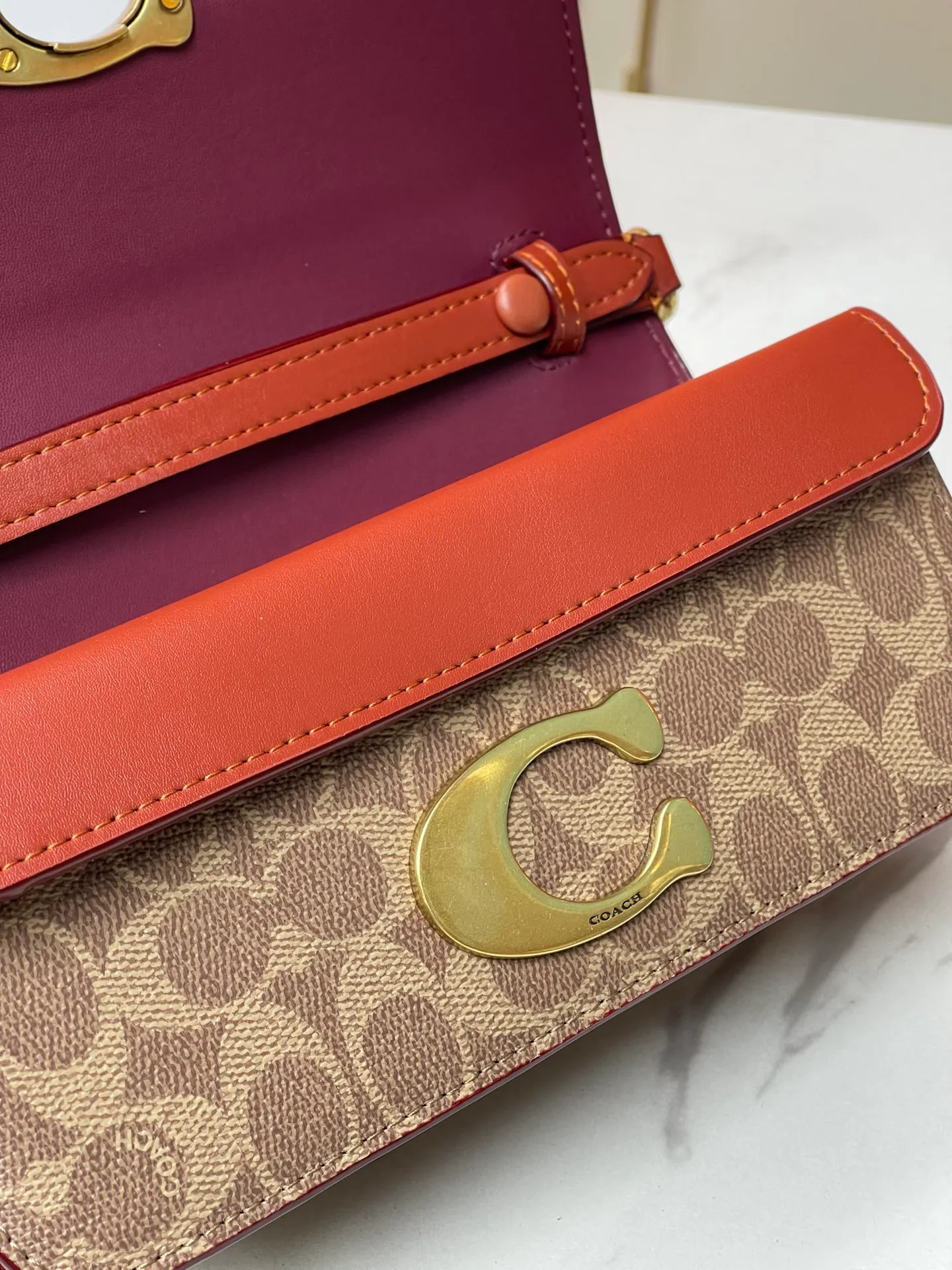 Batch 500💰💃Coach’s latest crossbody bag💐The shoulder strap design has a full score of 100. The leather detachable shoulder strap is also equipped with a retro old chain + leather shoulder strap. The big brand logoC is particularly obvious. The accordion-style side splicing snakeskin material is made of nappa sheepskin. The texture is very good! #coachNew #Chain Bag Model CP362. Size 24X10X7
