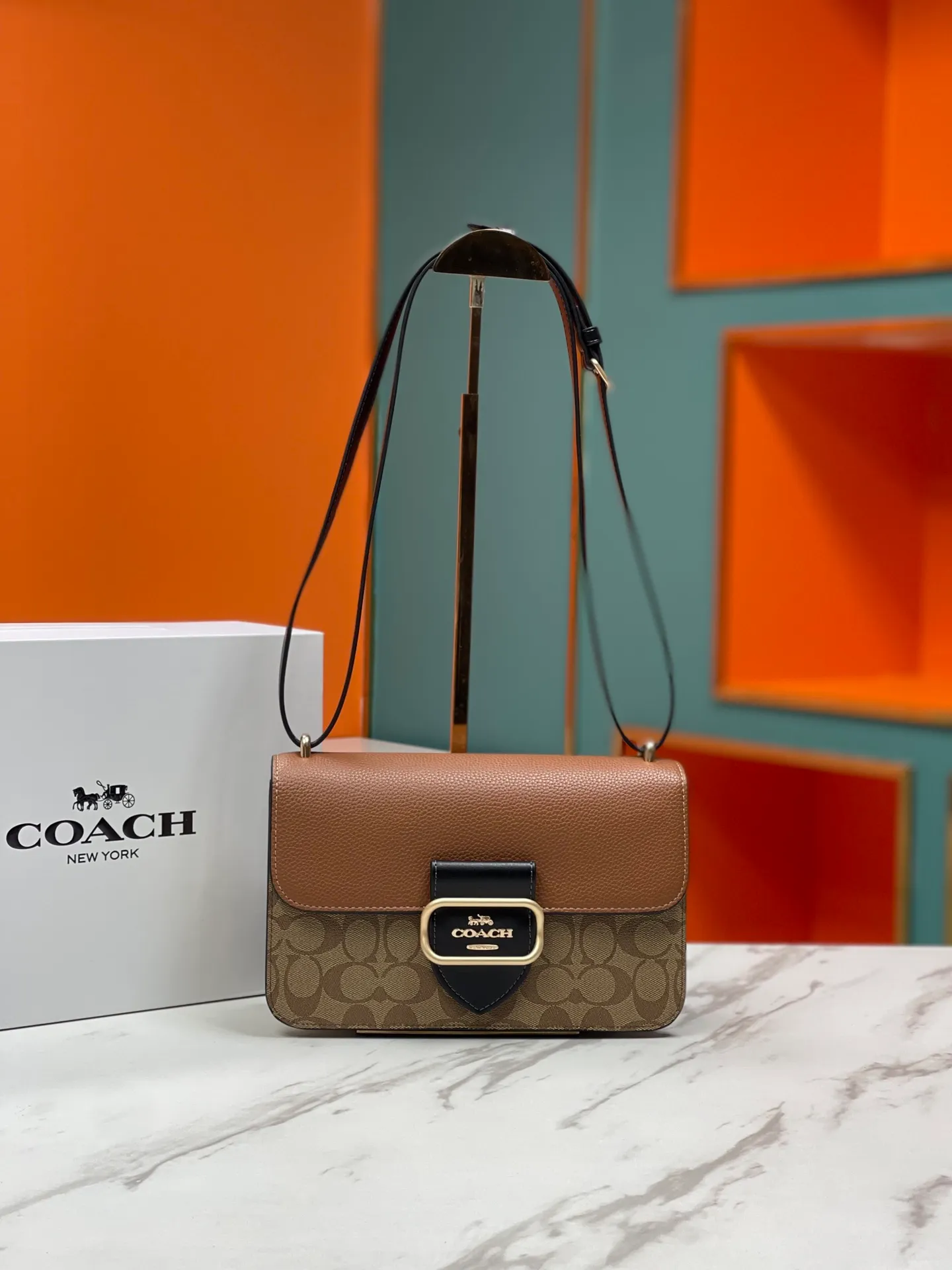Top original order, batch 470💰coach/Coach's new model CM713 Morgan series is here. It is a must-have for gift giving. It is exquisite, compact and playful. It is wear-resistant and scratch-resistant. The built-in compartment can accommodate a variety of personal belongings. Girls don't have to worry about their belongings when going out. The shoulder strap can be adjusted diagonally or on one shoulder. Super practical. Size 25X16X7.5