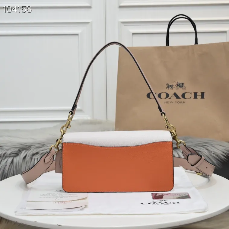 Coach Tabby Bacchus bag 91215 has a new color for spring and summer, with milk tea and orange logo, super gentle color scheme ~ the flap part is made of beige pebbled cowhide, the front is the most classic khaki presbyopic logo, and the sides and long shoulder straps are milk tea color. The two shoulder straps can be replaced at will, and there will always be a style that suits you. It can be carried by hand, carried under the armpit, or carried cross-body. It is a multi-purpose bag and has a super age-friendly and versatile color scheme! Approximate size: 26*15*7.5cm