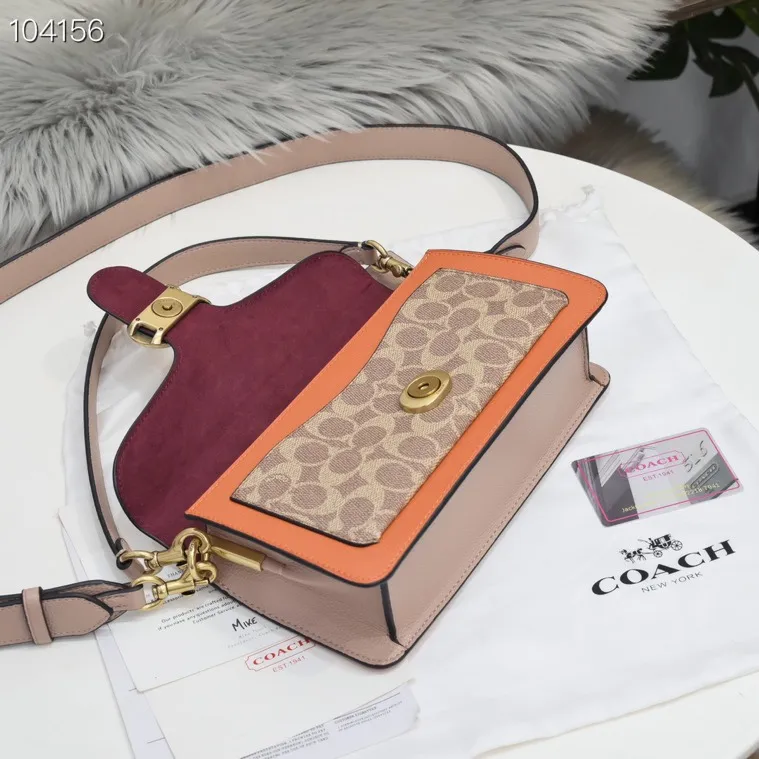 Coach Tabby Bacchus bag 91215 has a new color for spring and summer, with milk tea and orange logo, super gentle color scheme ~ the flap part is made of beige pebbled cowhide, the front is the most classic khaki presbyopic logo, and the sides and long shoulder straps are milk tea color. The two shoulder straps can be replaced at will, and there will always be a style that suits you. It can be carried by hand, carried under the armpit, or carried cross-body. It is a multi-purpose bag and has a super age-friendly and versatile color scheme! Approximate size: 26*15*7.5cm