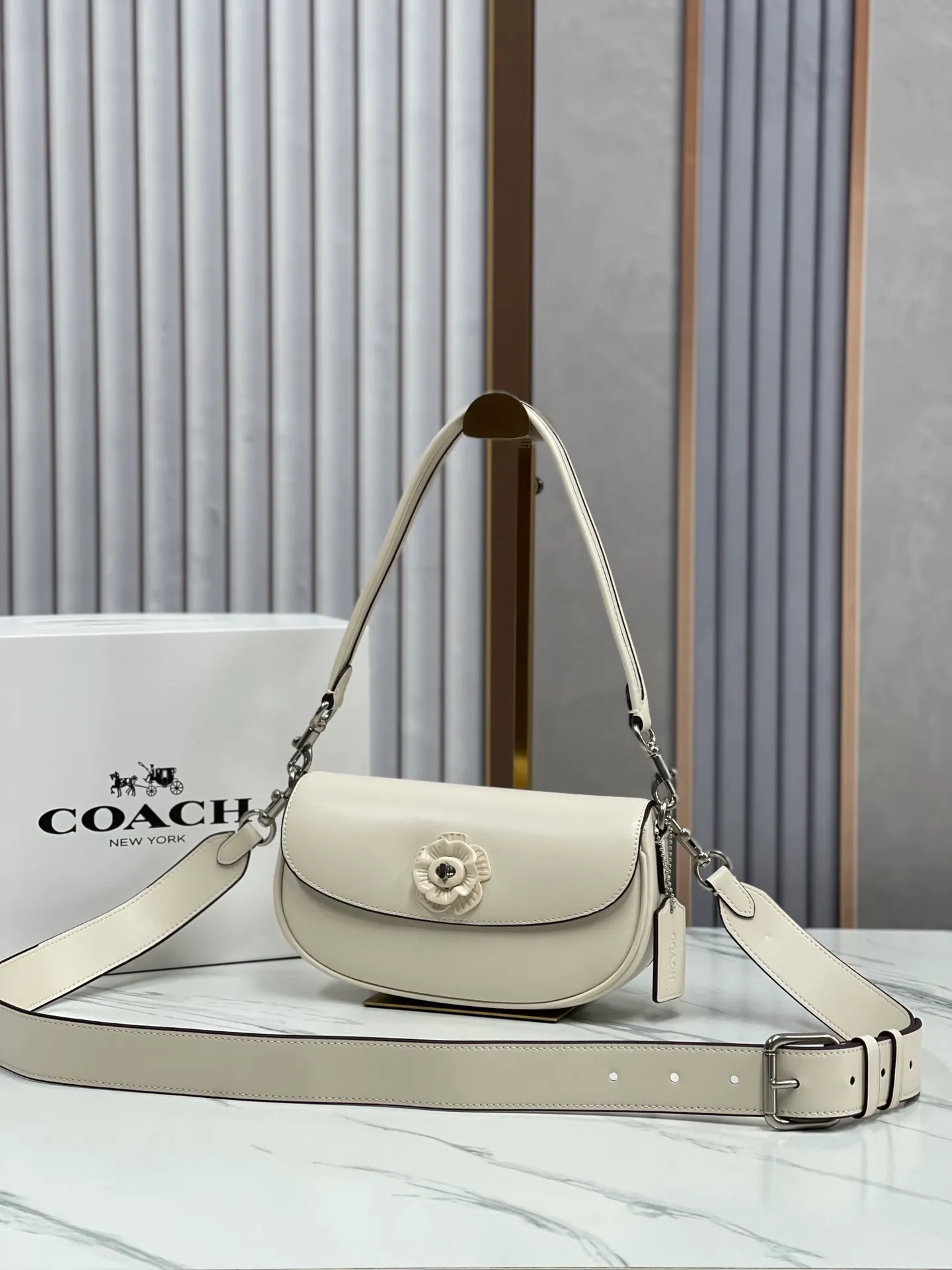 Batch 440💰coach/Coach new women's saddle bag model CU032 shoulder crossbody handbag HARLEY23 retro camellia lock bag armpit bag size: 22*13*5