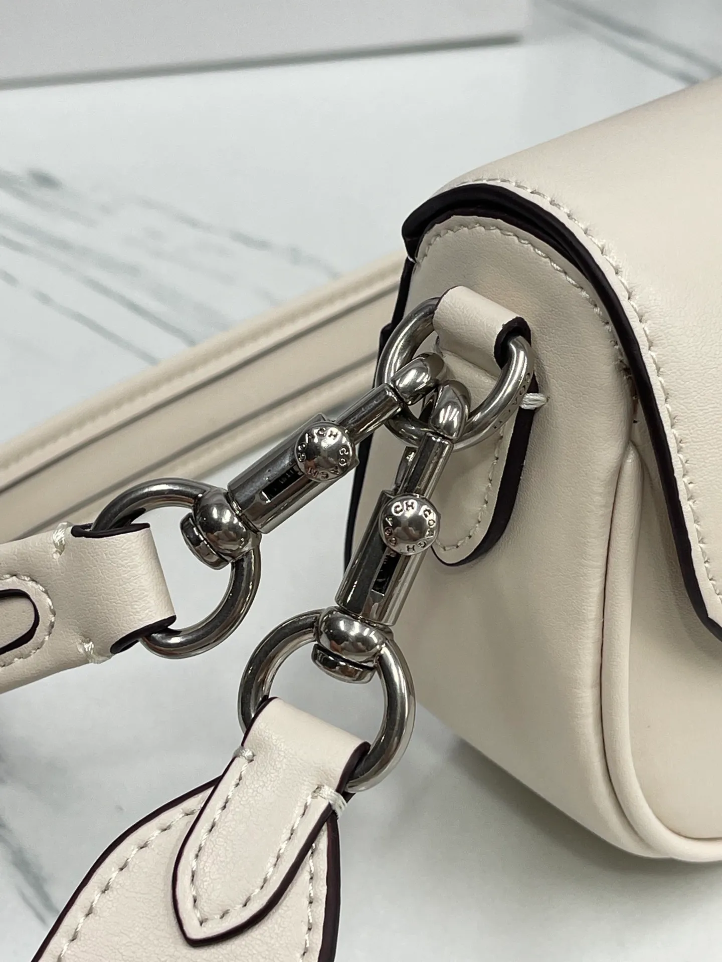 Batch 440💰coach/Coach new women's saddle bag model CU032 shoulder crossbody handbag HARLEY23 retro camellia lock bag armpit bag size: 22*13*5