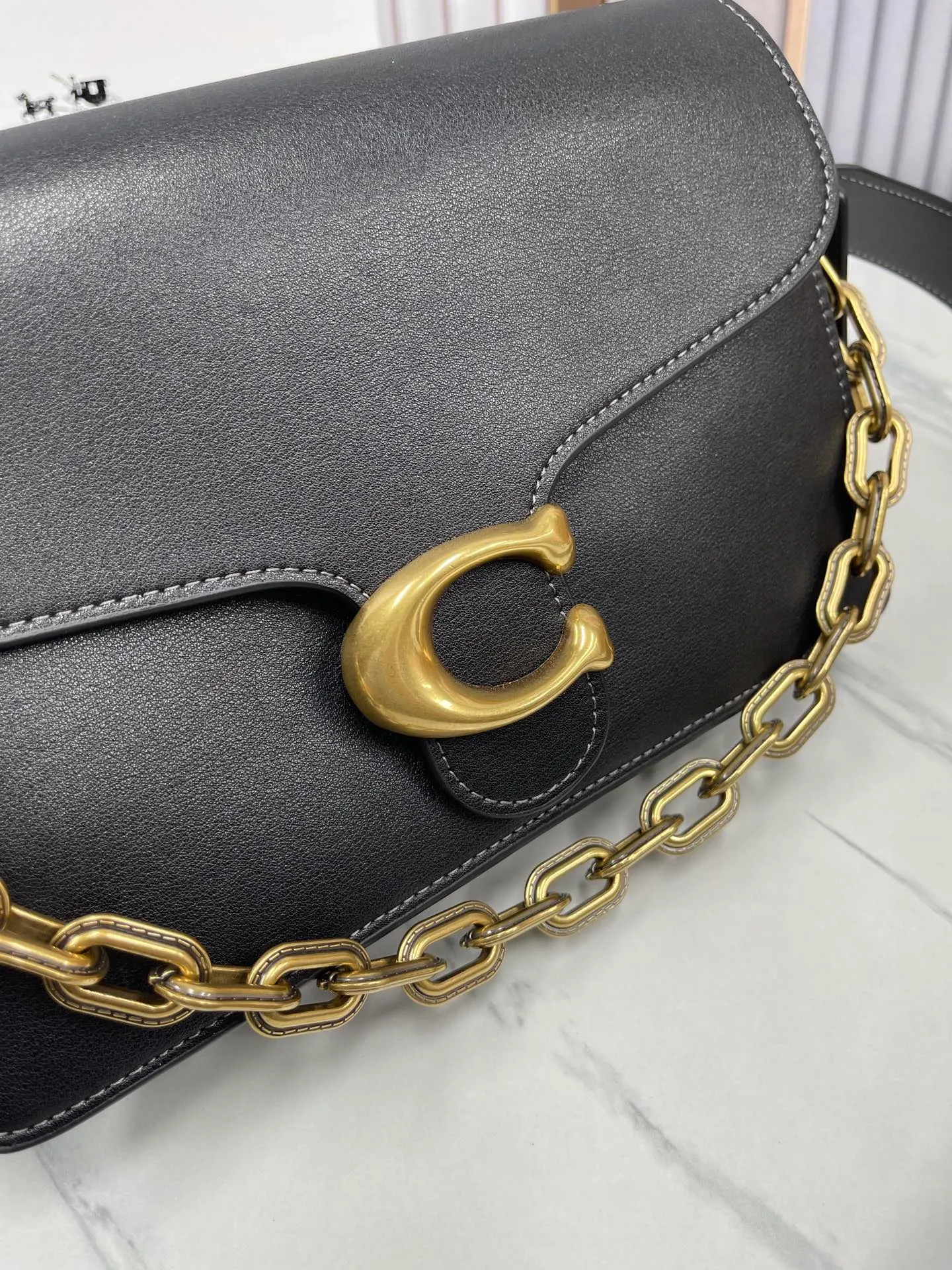 P500💰120 new product chaintabby model CAF5252 added internal compartment cover is soft and casual multi-layered super packaging super practical three shoulder straps and chains can create a variety of styles size 26:16.5*8.5
