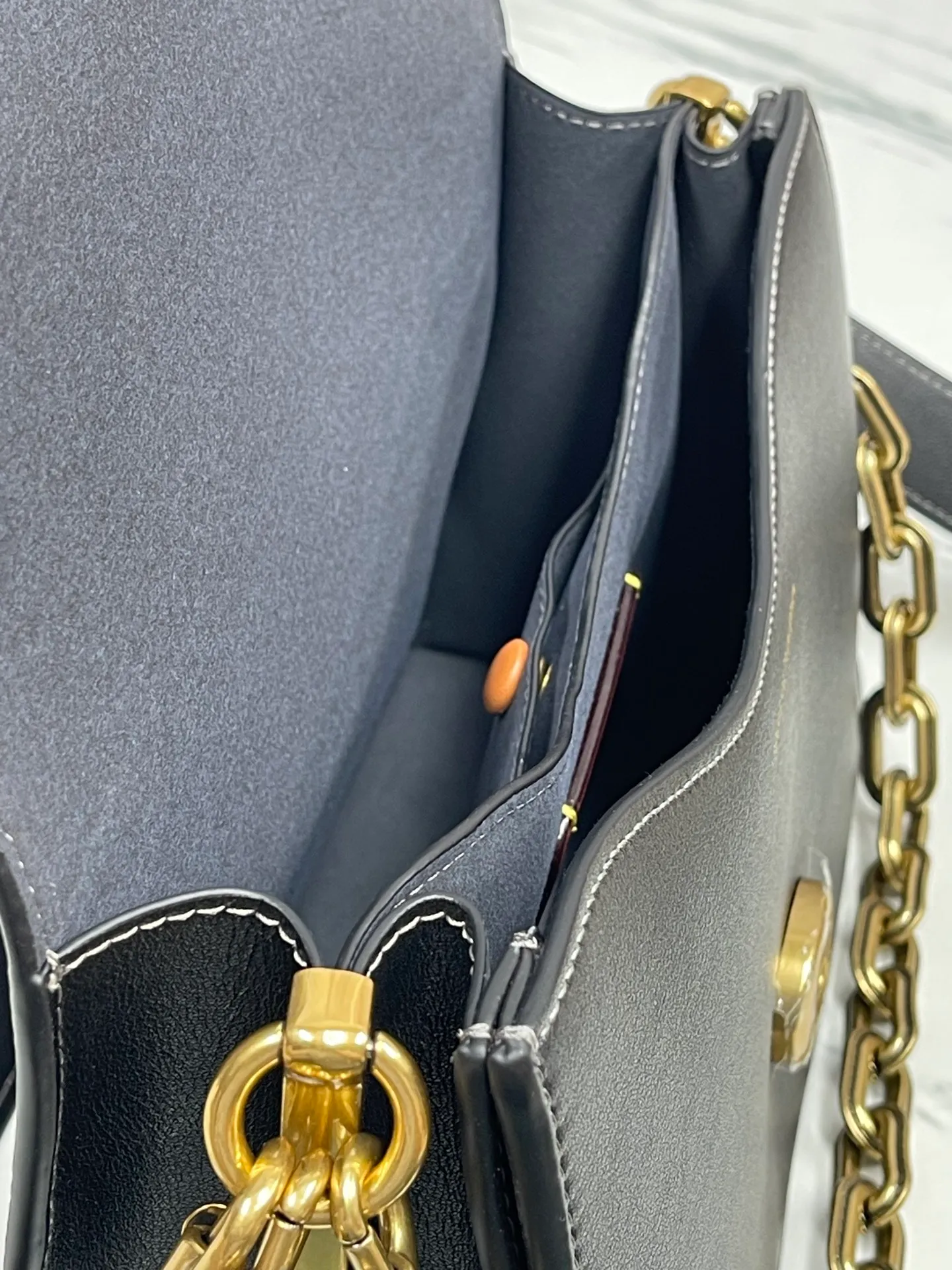 P500💰120 new product chaintabby model CAF5252 added internal compartment cover is soft and casual multi-layered super packaging super practical three shoulder straps and chains can create a variety of styles size 26:16.5*8.5
